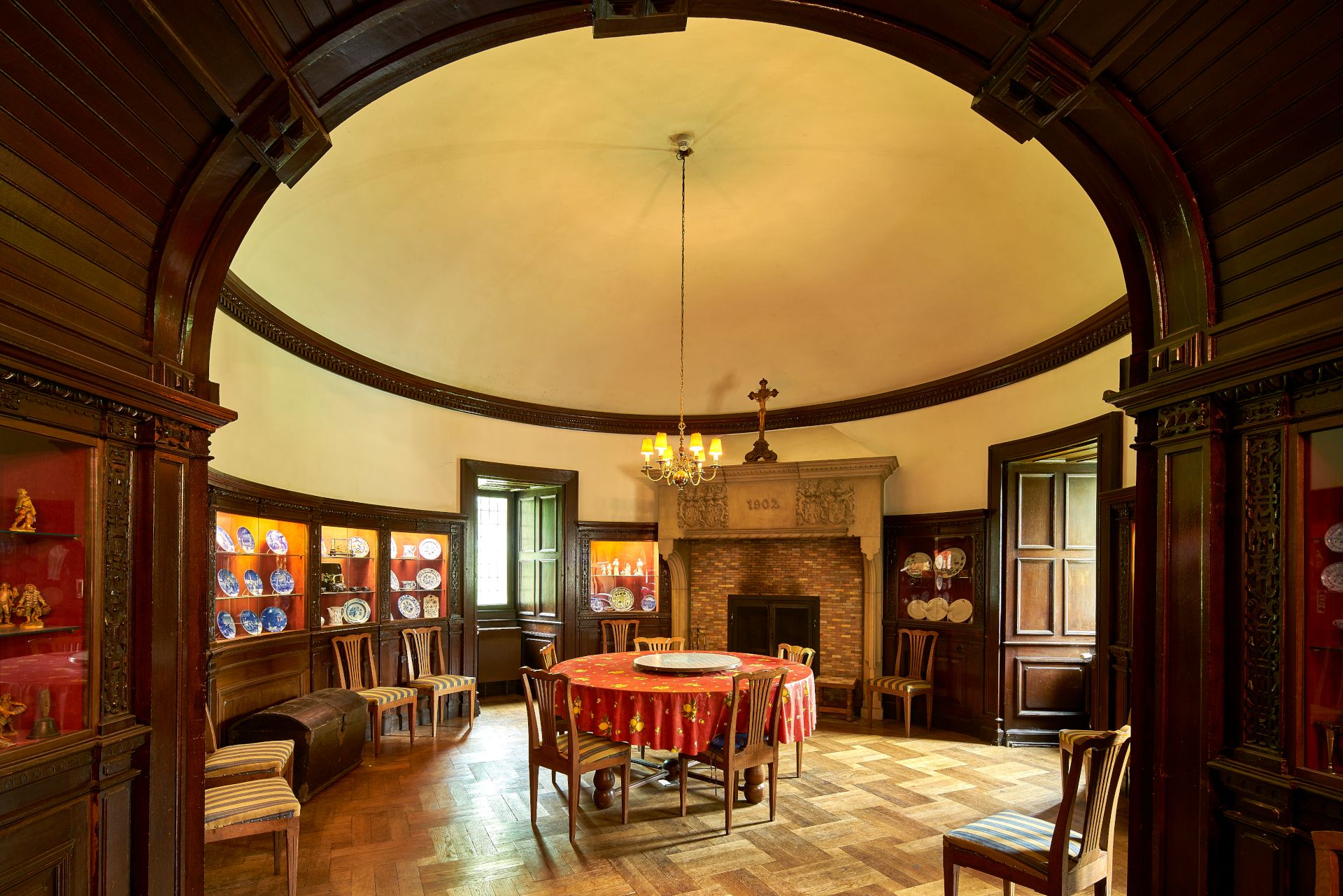 Die Innenräume des Schlosses Assen sind bei Picknick- und Denkmaltagen sowie bei Führungen, Exerzitien und Einkehrtagen für die Öffentlichkeit zugänglich