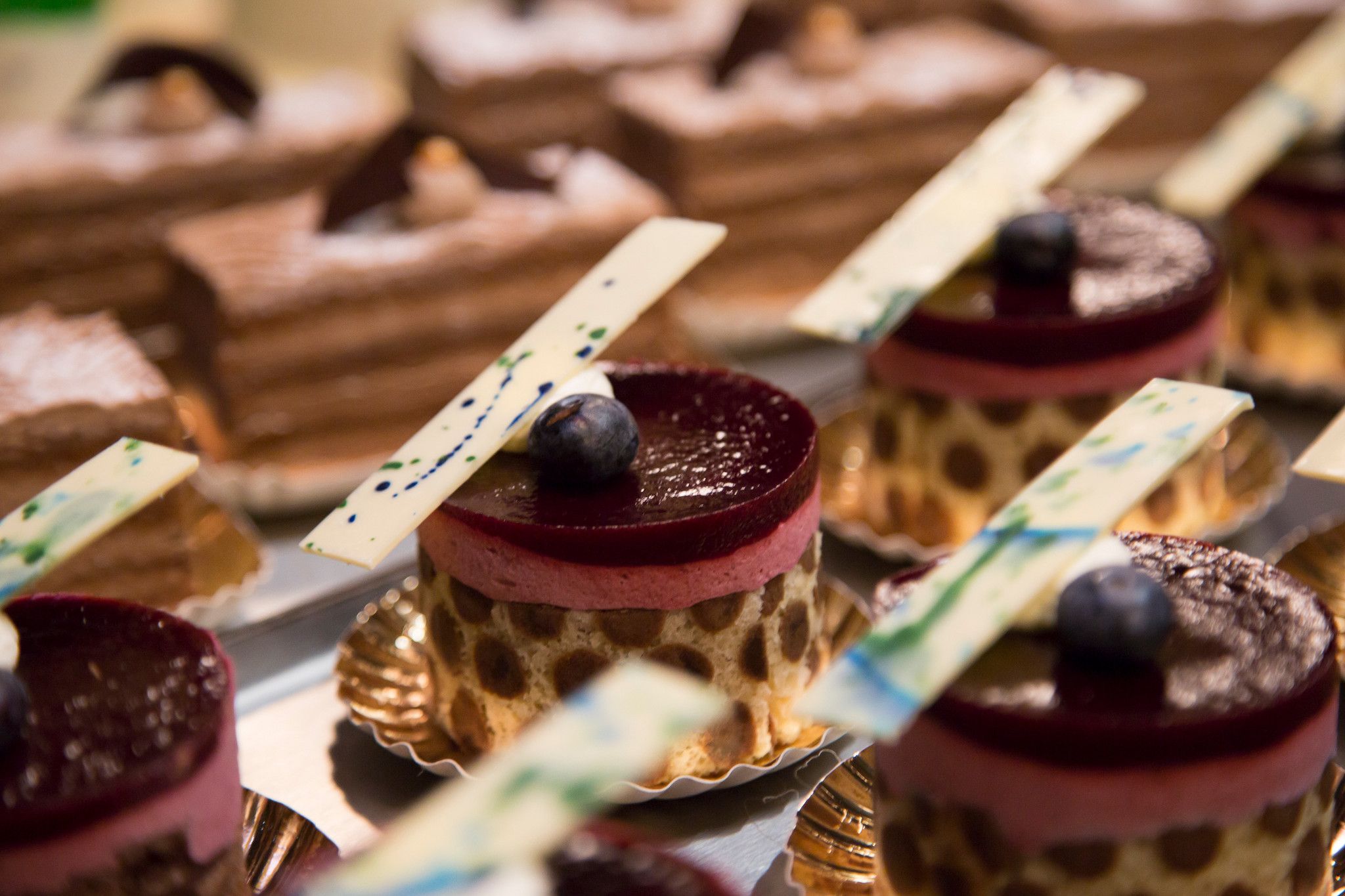 Die süßen Kuchen in PETERS SchokoWelt sehen nicht nur exquisit aus, sie schmecken auch vorzüglich