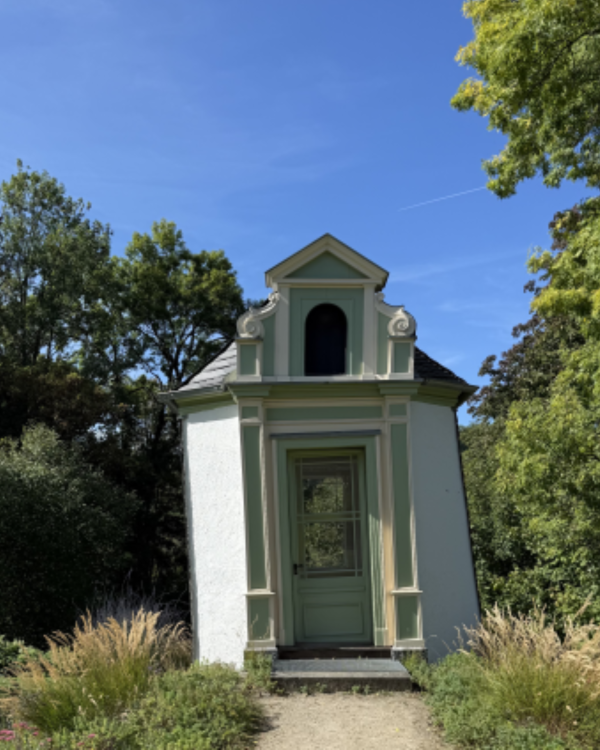 Zur Seite Klassizistisches Gartenhäschen