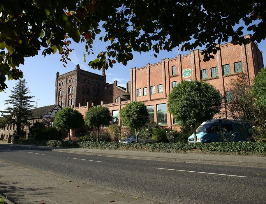 Gäste lernen die Kunst des Bierbrauens in der ältesten Altbierbrauerei der Welt in Korschenbroich kennen