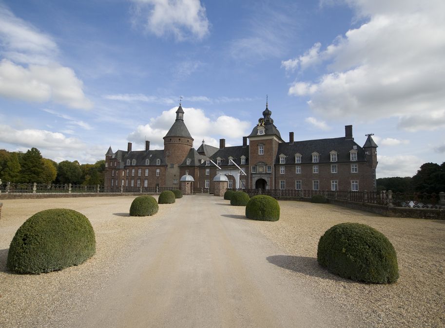 Die Burg Anholt gilt als eines der schönsten Wasserschlösser im Münsterland