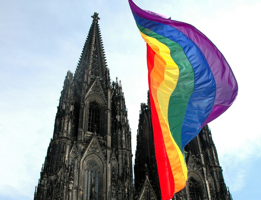Blick auf Regenbogenflagge und Kölner Dom