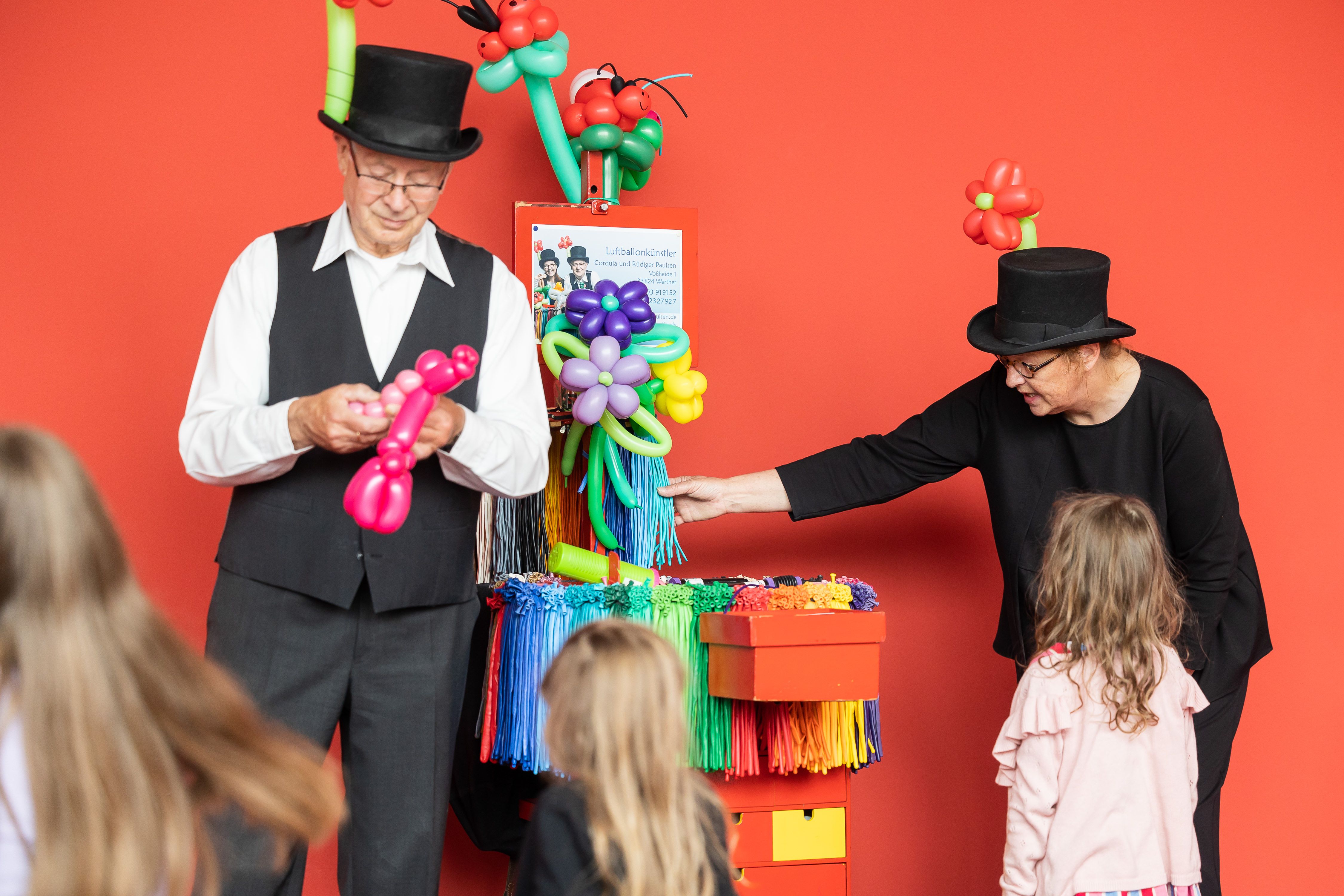 Ein buntes Luftballontier können sich Mädchen und Jungen bei einer Show abholen
