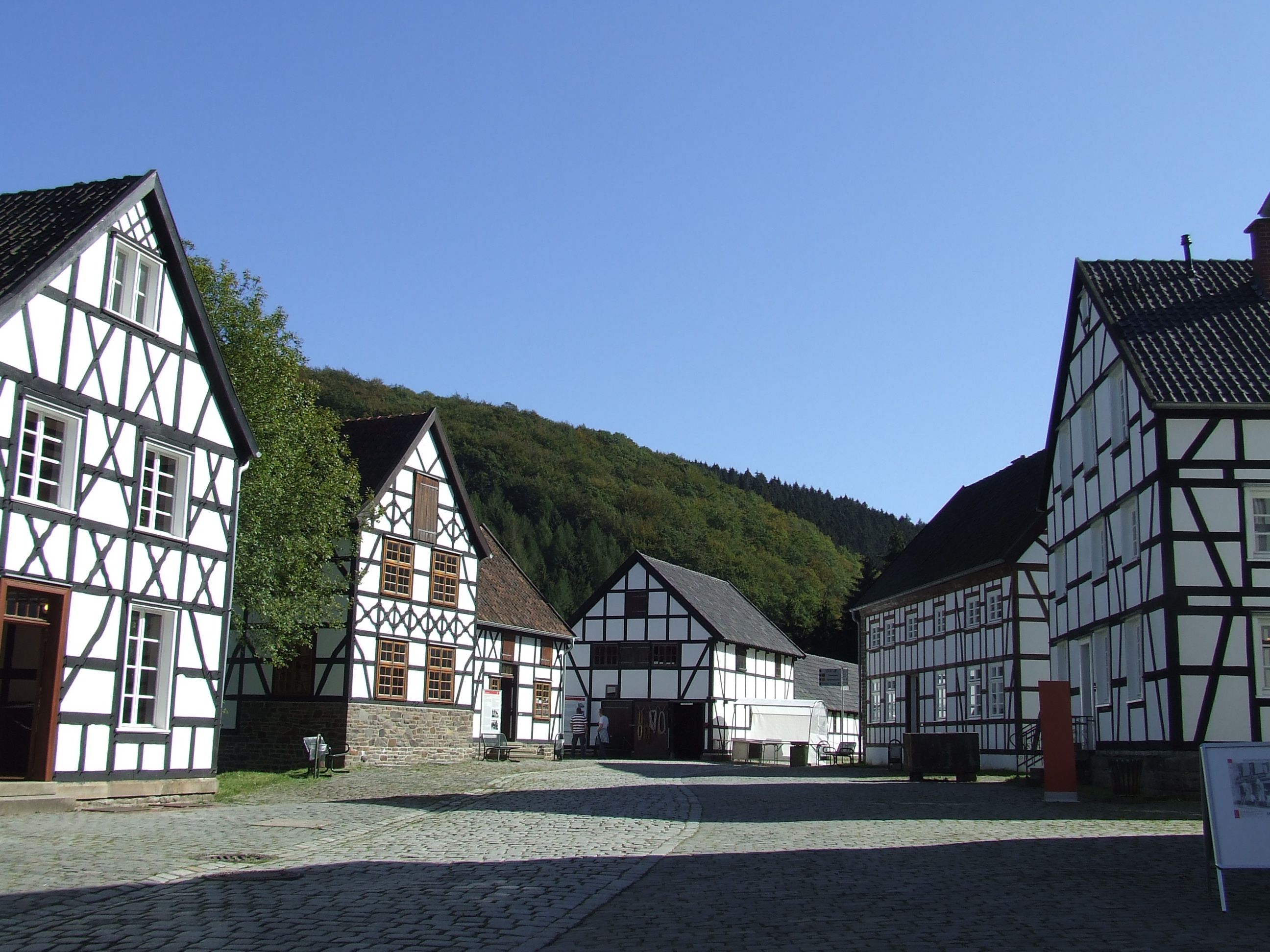 Fachwerkhäuser im LWL-Freilichtmuseum Hagen bei sonnigem Wetter.