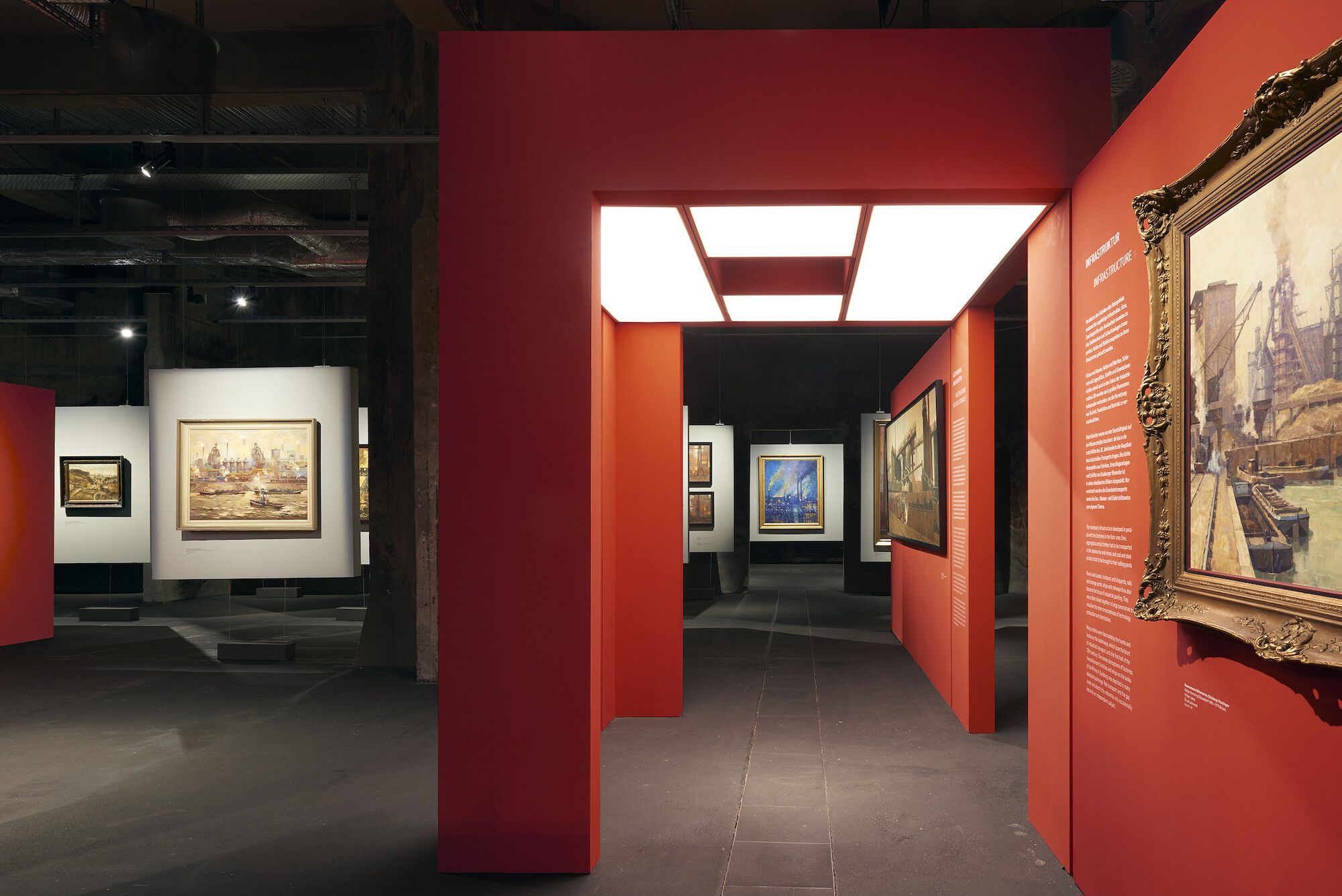 Blick in die Ausstellung "Das Land der tausend Feuer. Industriebilder aus der Sammlung Ludwig Schönefeld"