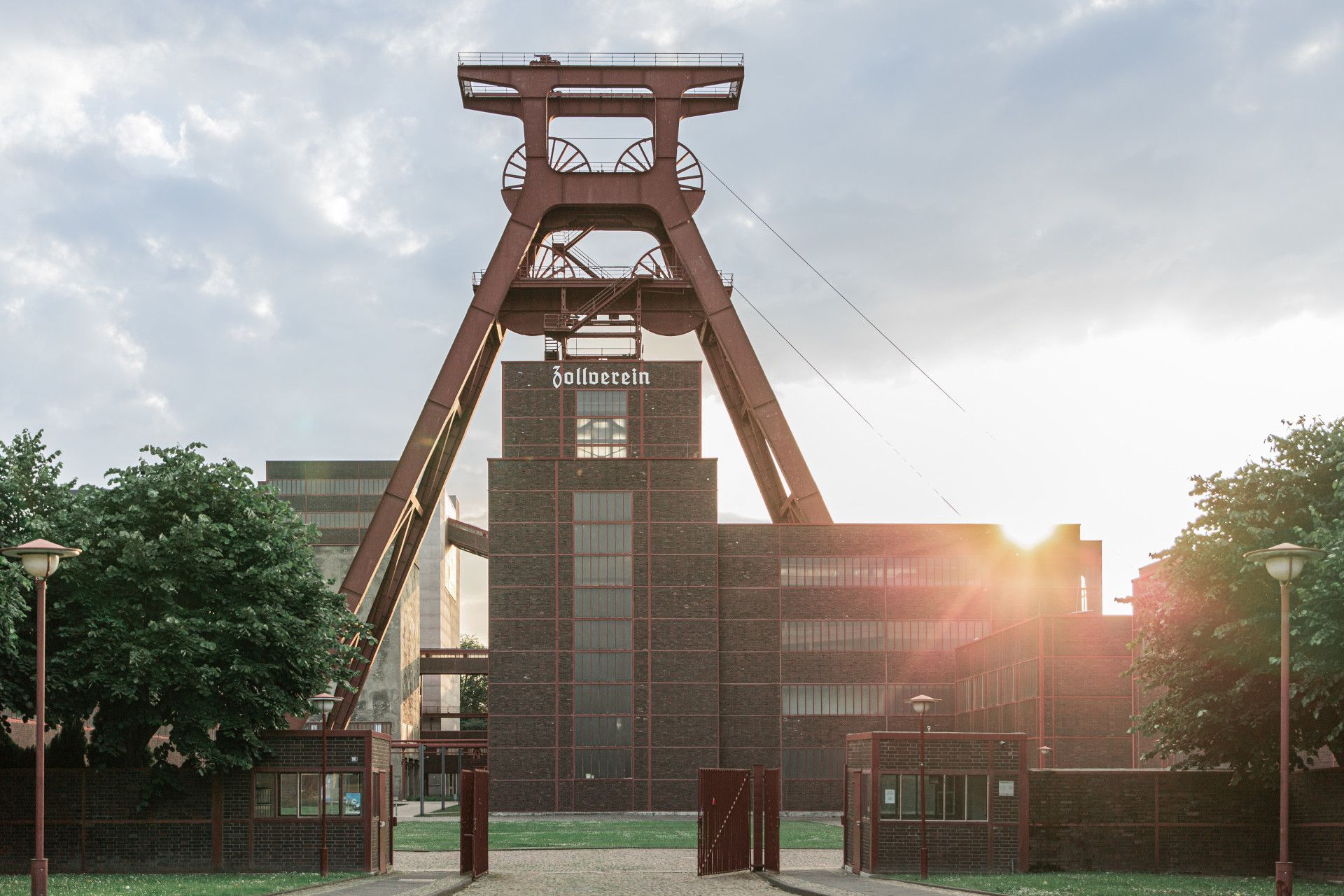 Förderturm im Abendlicht vor bewölktem Himmel