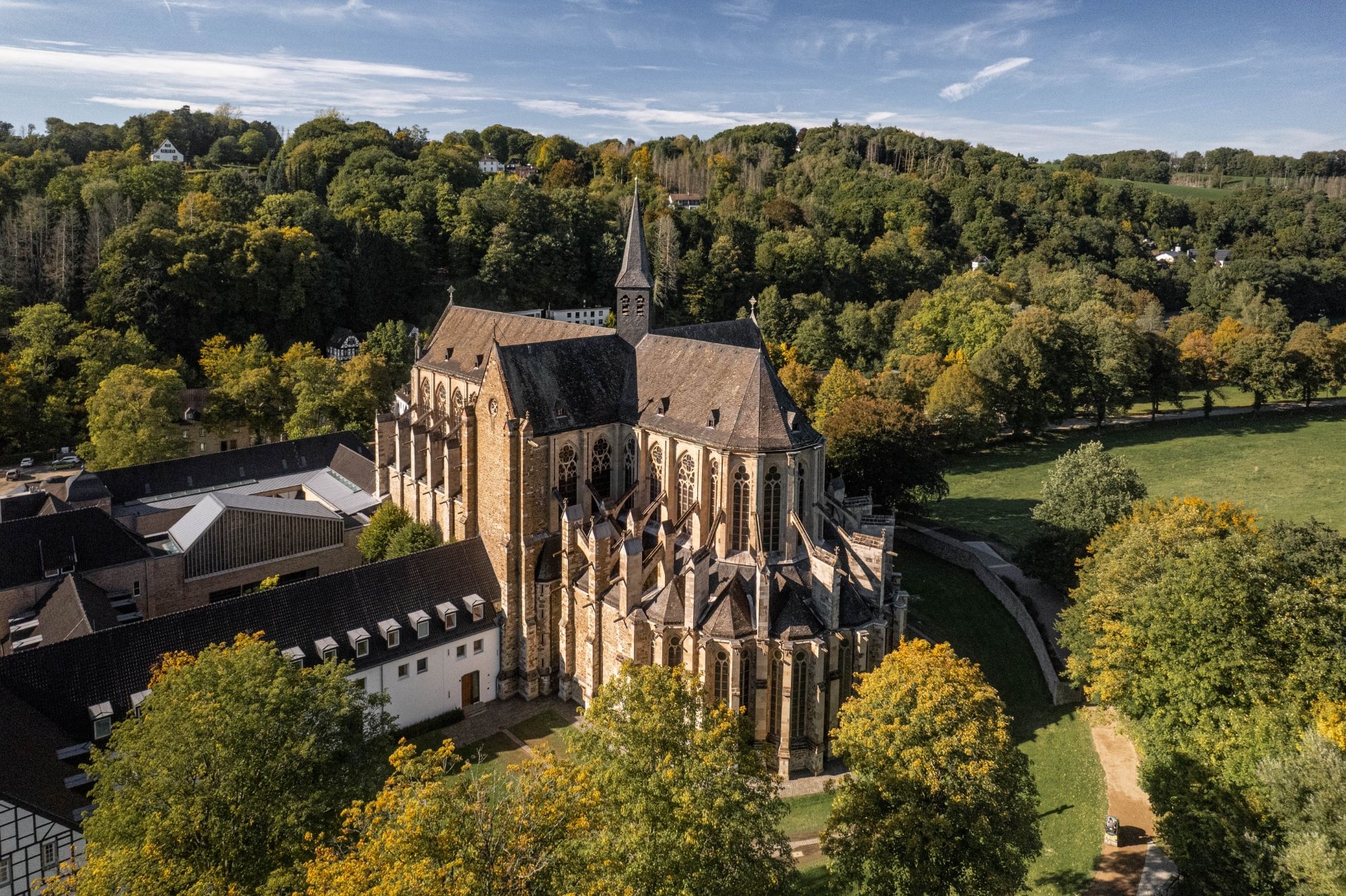Blick auf Rückseite des Altenberger Doms mit Wald im Hintergrund