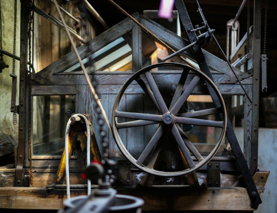 Die Kraftübertragung durch Antriebsriemen wird im Industriemuseum anschaulich gezeigt.