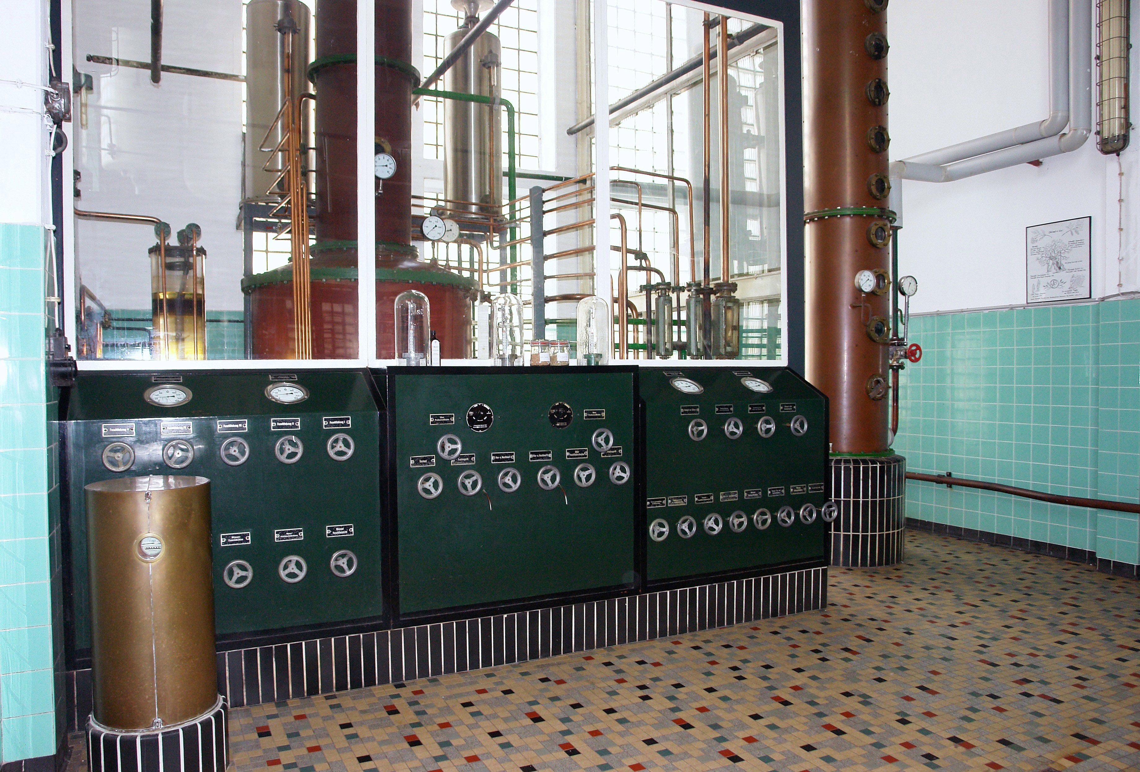 Bei einer Führung durch die Kornbrennerei Böckenhoff lernen Gäste auch die Technik kennen, die zum Brennen nötig ist