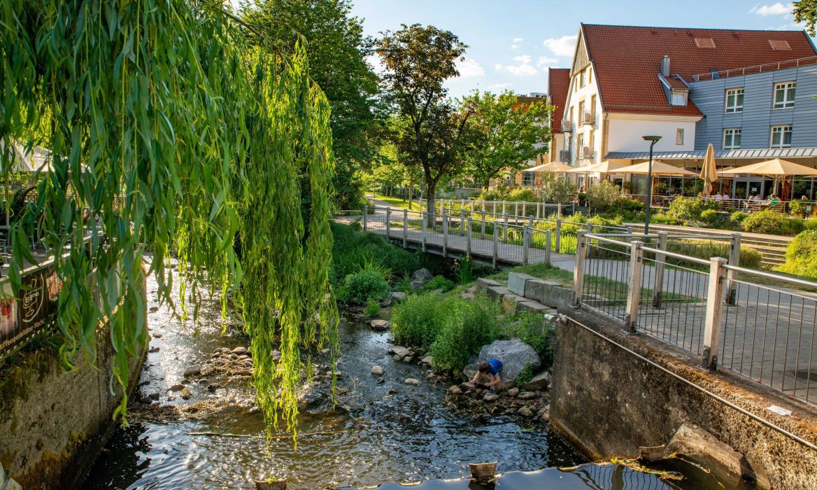 Radreisende frühstücken im Lind Hotel an der Ems, nachdem sie in einem der Camping Pods oder dem Hexenhäuschen übernachtet haben.
