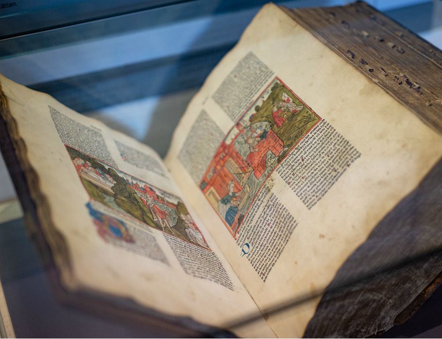 Eins der kostbaren Bücher in der Sammlung des Kulturguts Haus Nottbeck