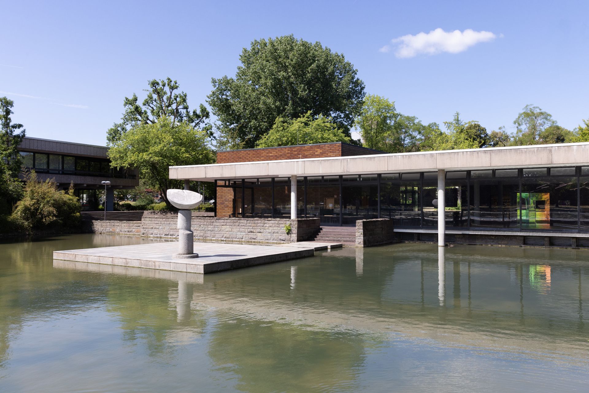Der denkmalgeschützte Museumsbau des Museums für Ostasiatische Kunst verbindet die Klarheit der Moderne mit traditionellen Elementen japanischer Architektur