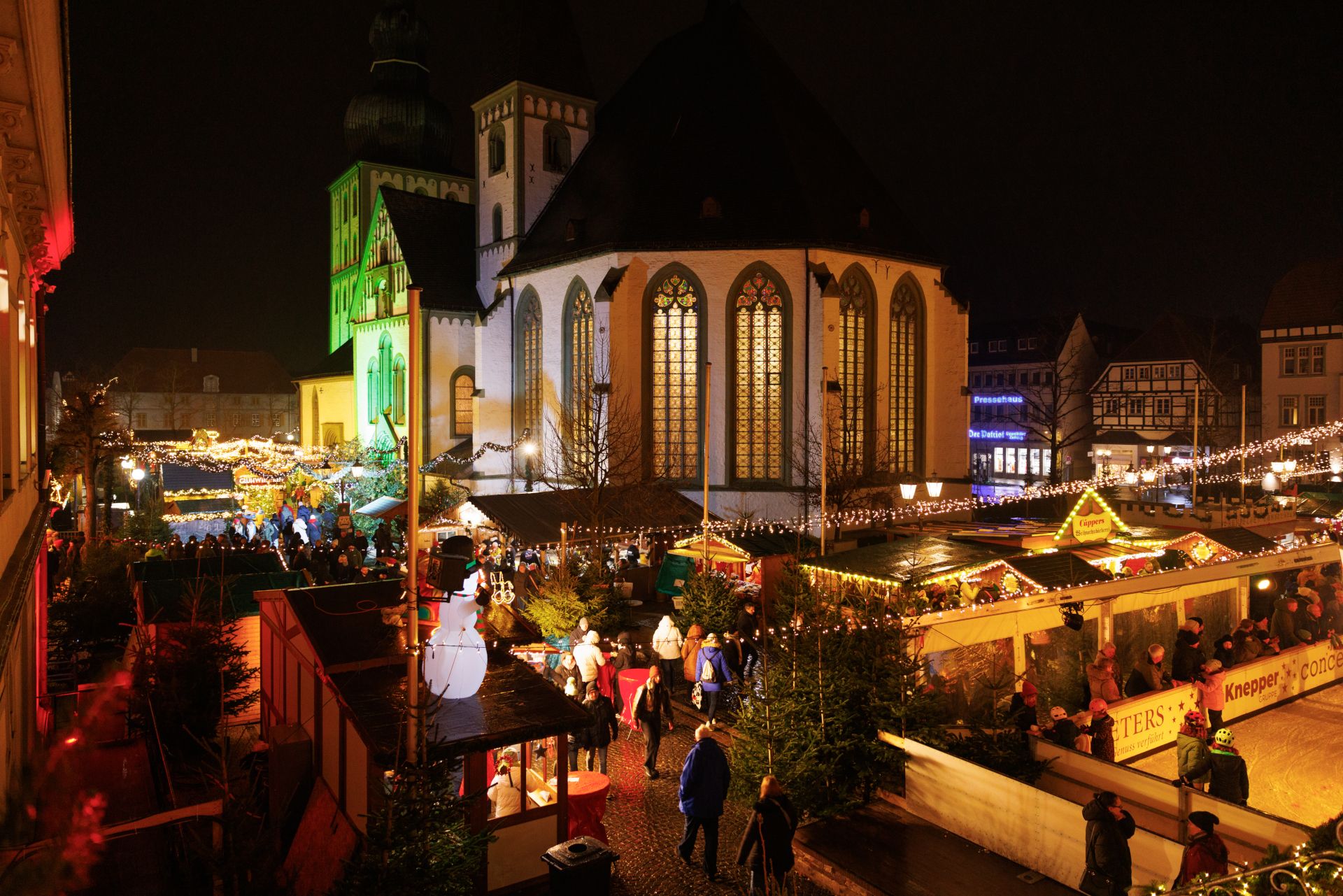 Rund um die Marienkirche in der Altstadt von Lippstadt finden Gäste die Buden des atmosphärischen Weihnachtsmarktes
