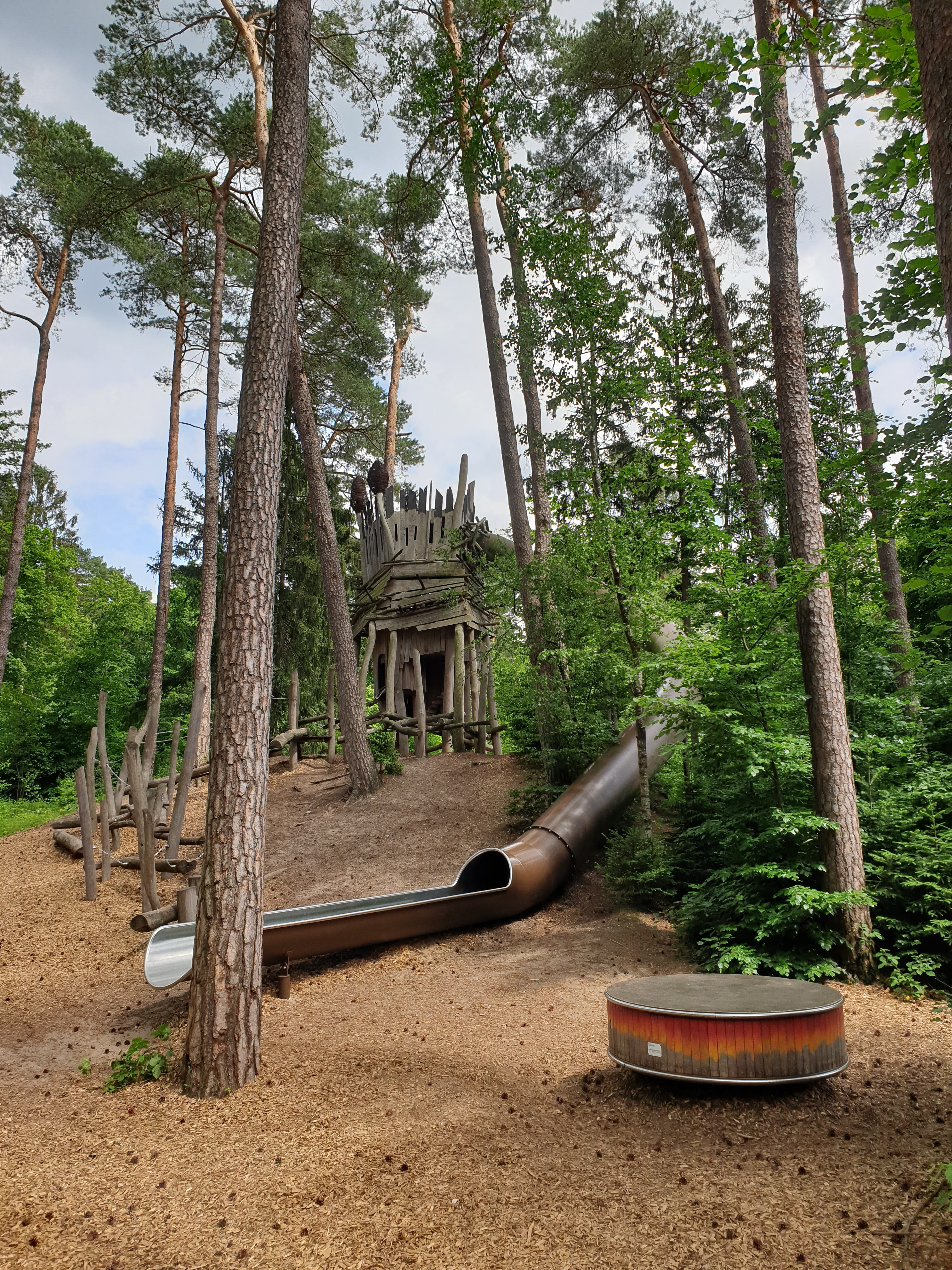 Die Trollenburg ist einer der Anziehungspunkte für Kinder im Gartenschaupark Bad Lippspringe. Sie hat eine acht Meter lange Röhrenrutsche in Rostoptik