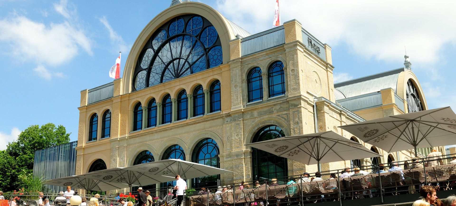 Das Gartenlokal Dank Augusta in der Flora Köln besitzt eine sonne Südterrasse