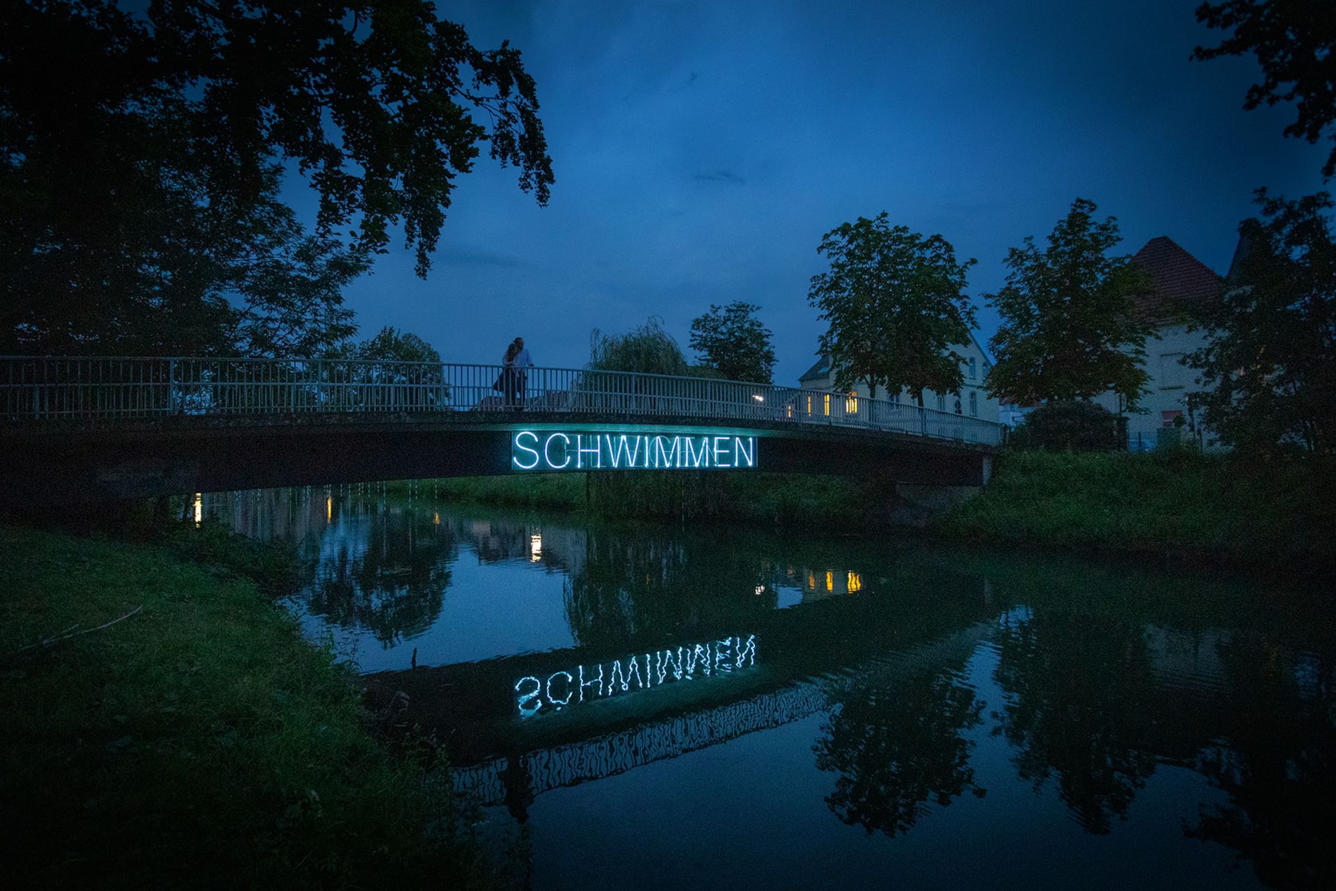 Die stimmungsvoll illuminierte Lichtpromenade lädt zu einem atmosphärischen Abendspaziergang in Lippstadt ein