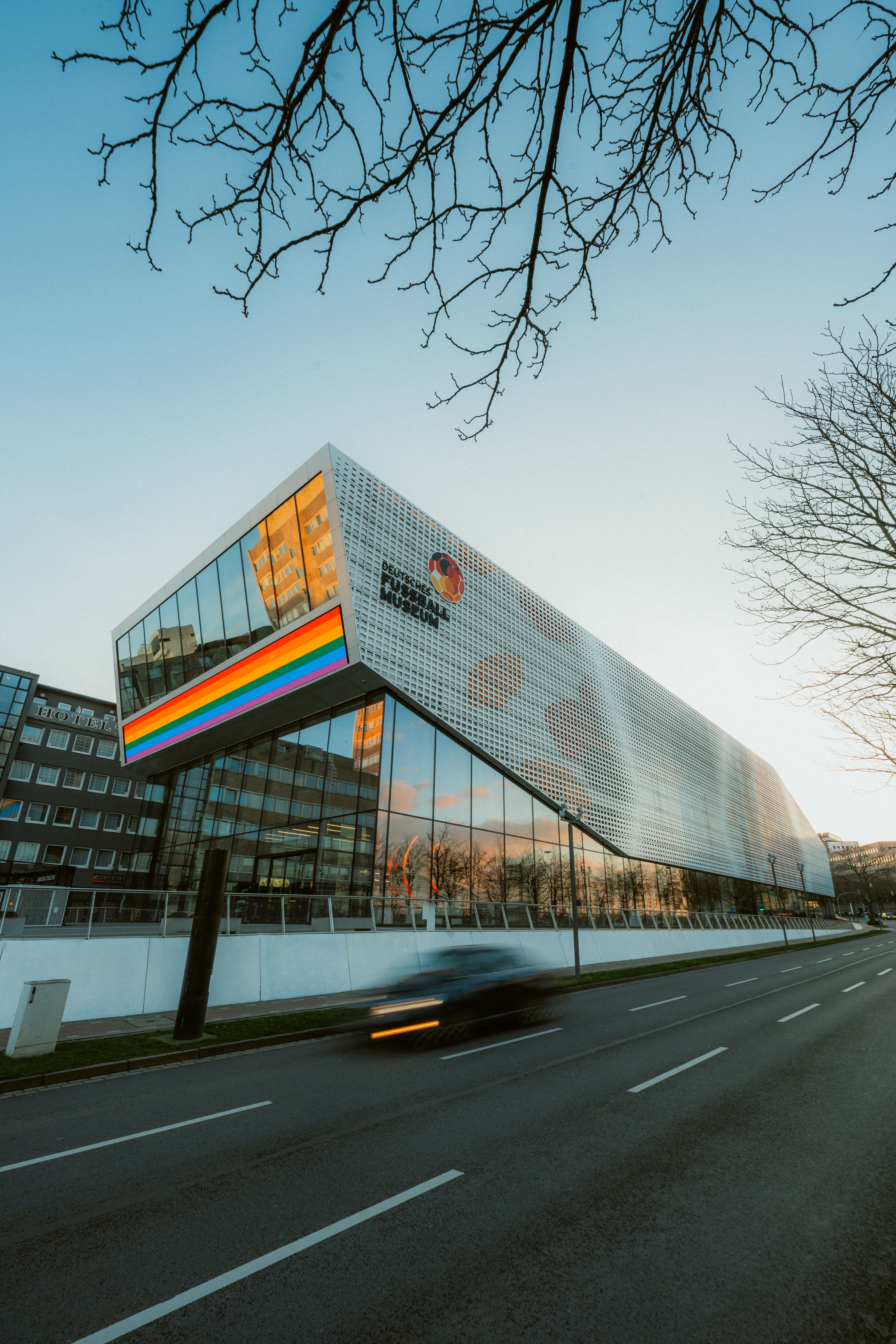Außenansicht des Fußballmuseums Dortmund mit Langzeitbelichtung