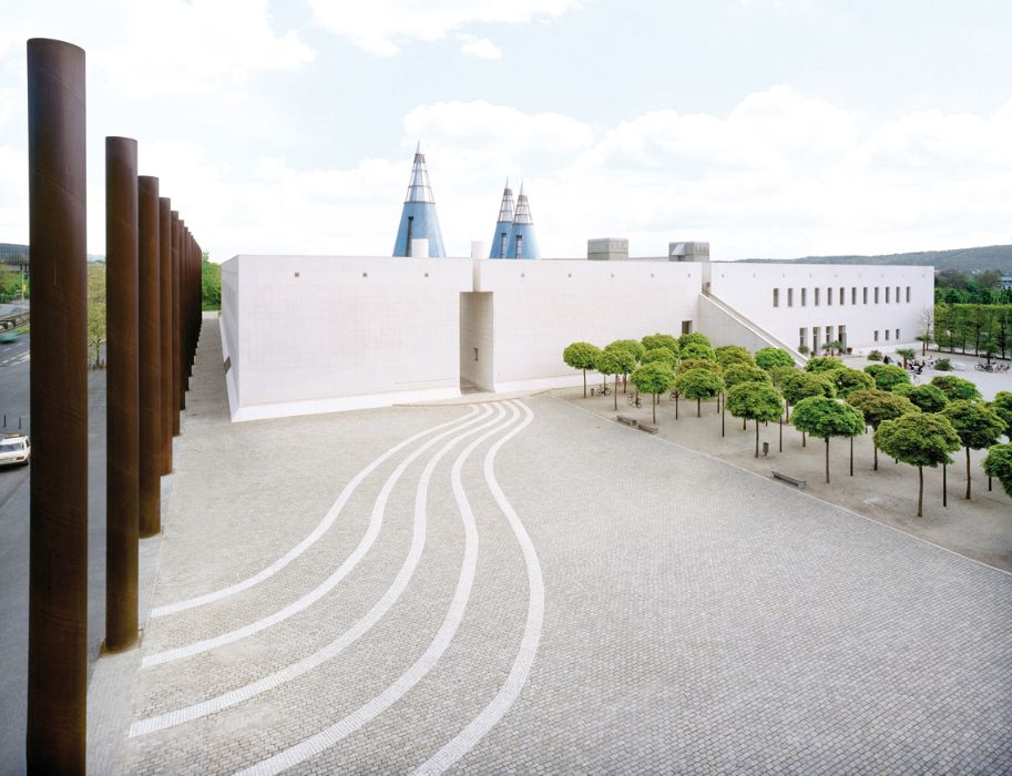 Bundeskunsthalle Bonn, Außenansicht mit Platz