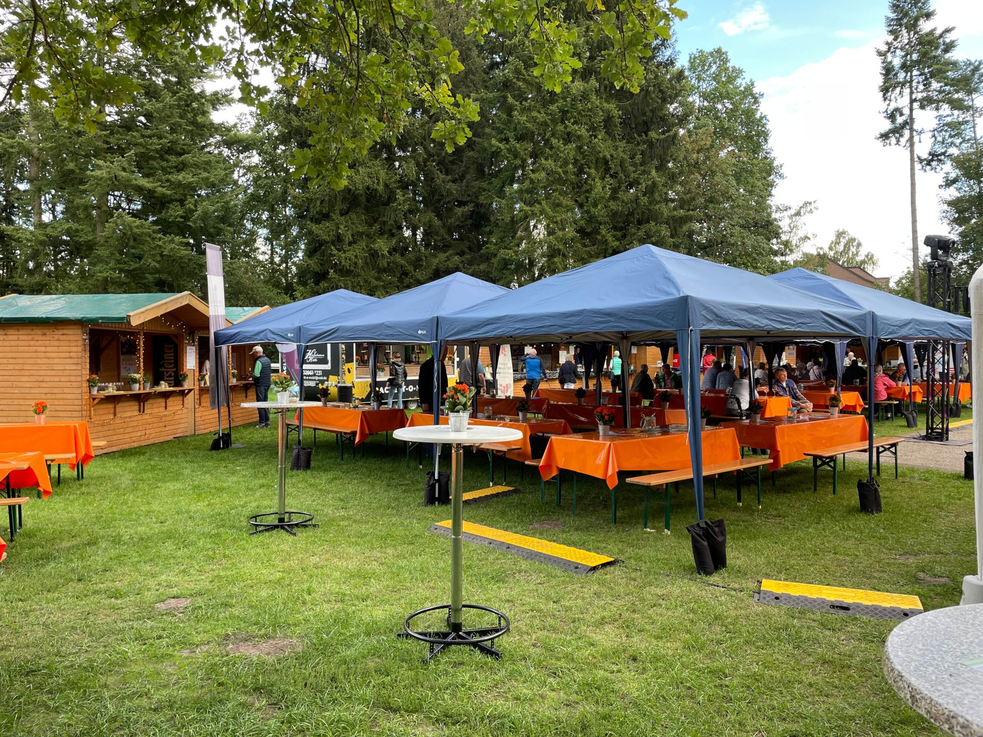 Bierzeltgarnieturen und Stehtische können beim Weinfest in Bad Waldliesborn zum Abstellen der Getränke genutzt werden