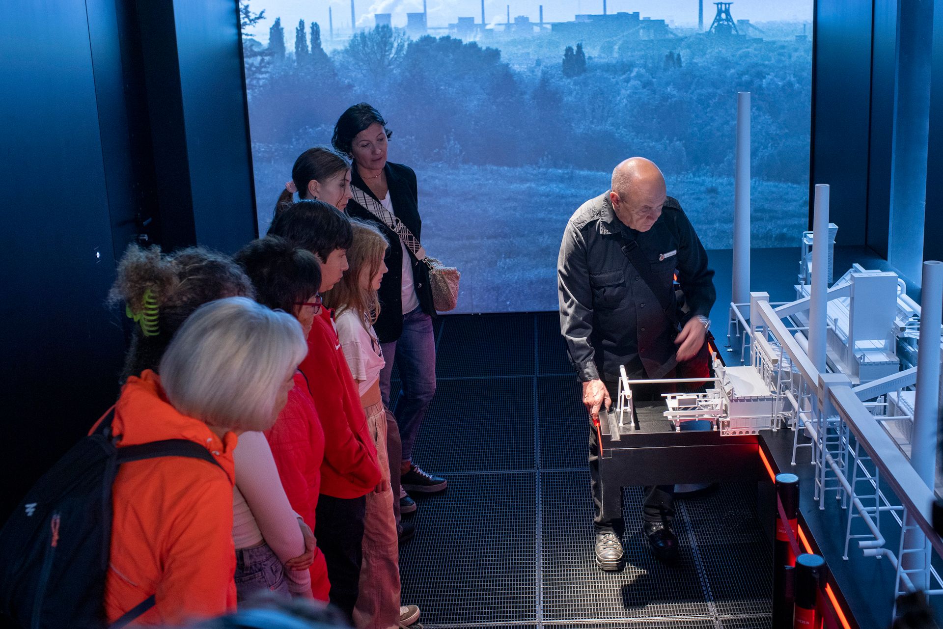 Modernste Medientechnik vermittelt Gästen die Funktionsabläufe der Kokserzeugung an ergänzenden Ausstellungsquadern und Stationen gekonnt