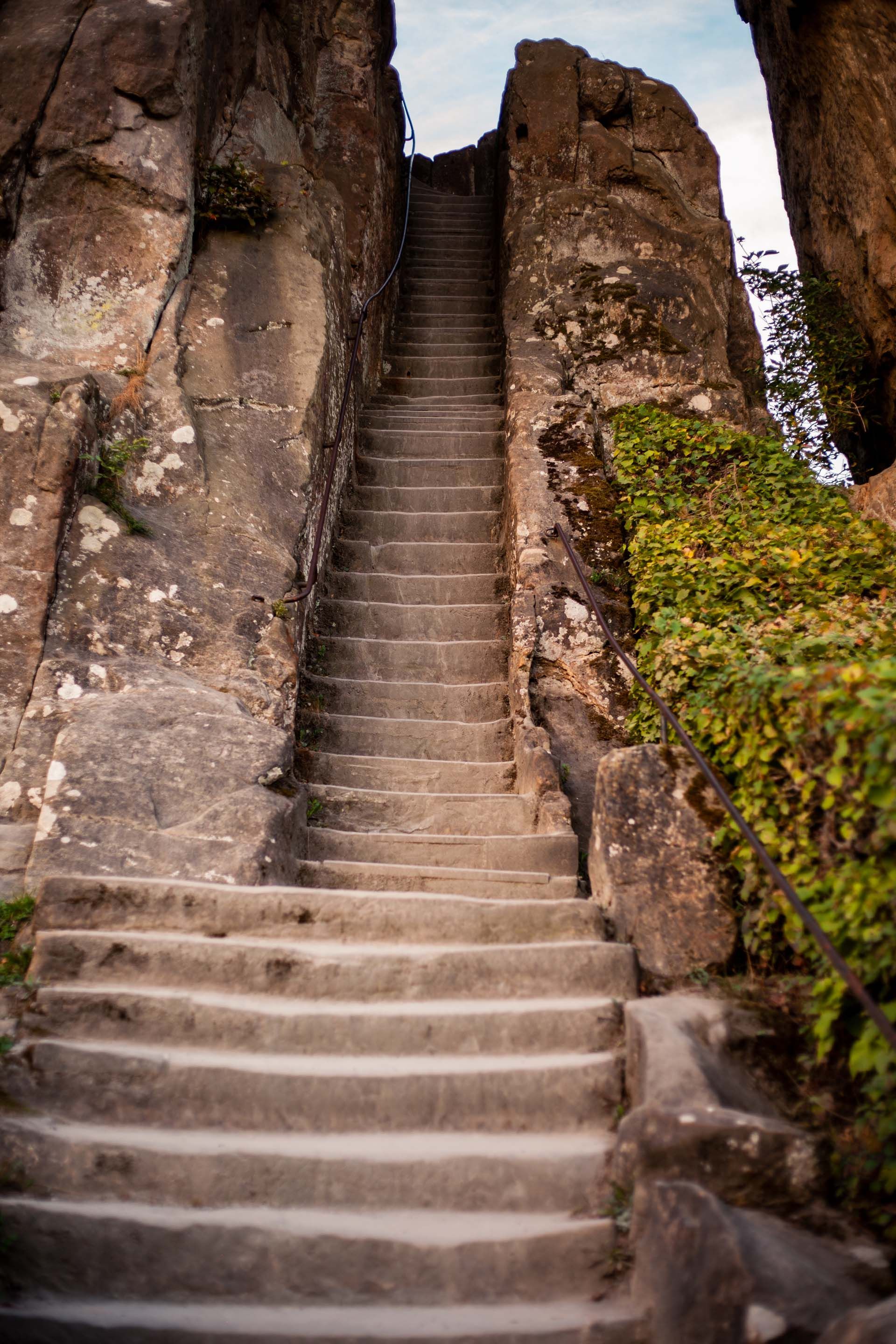 Blick auf eine Treppe bei den Externsteinen im Teutoburger Wald