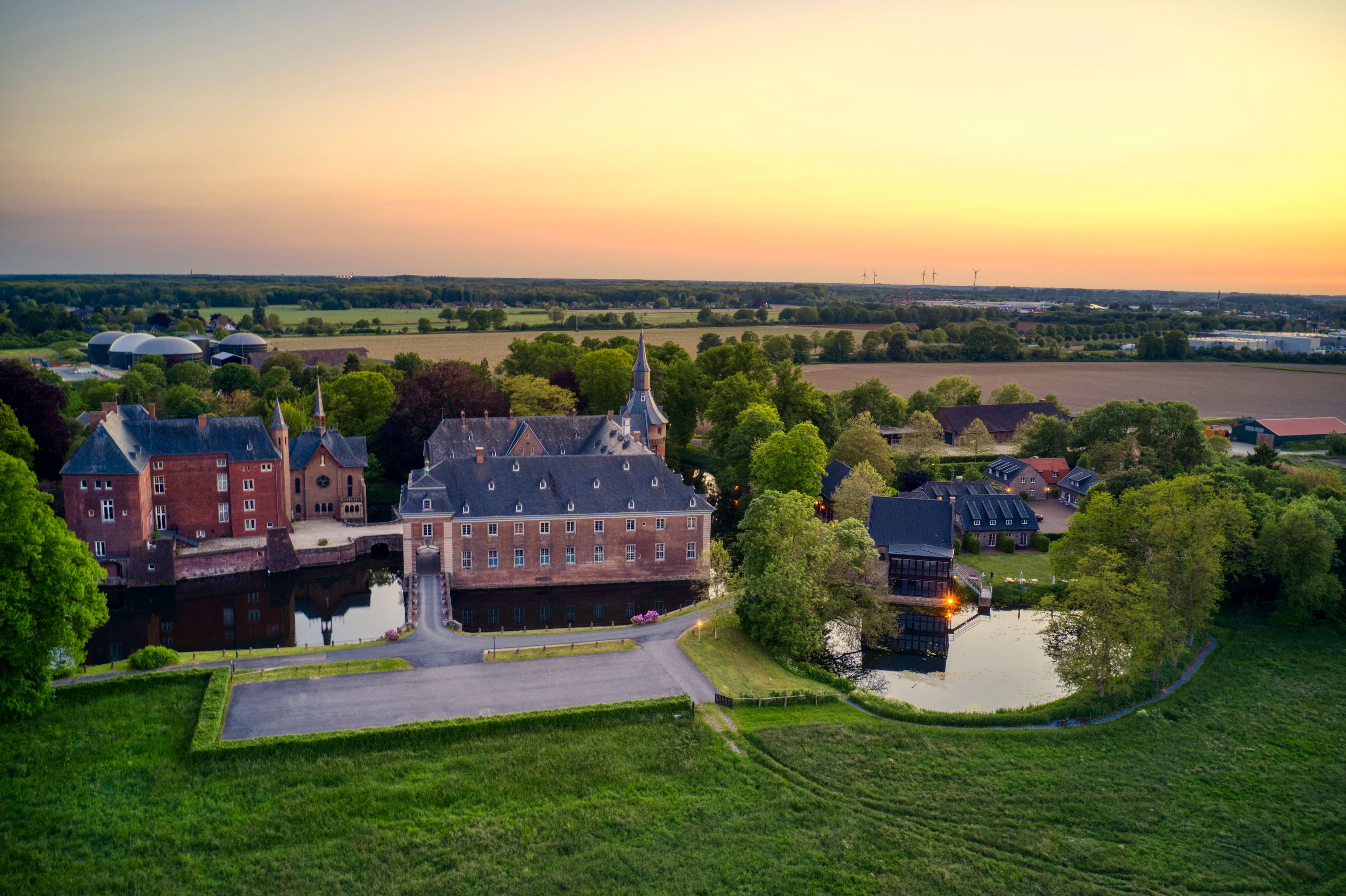 Das Schloss Wissen und die Parkanlage werden von der Abendsonne beleuchtet.