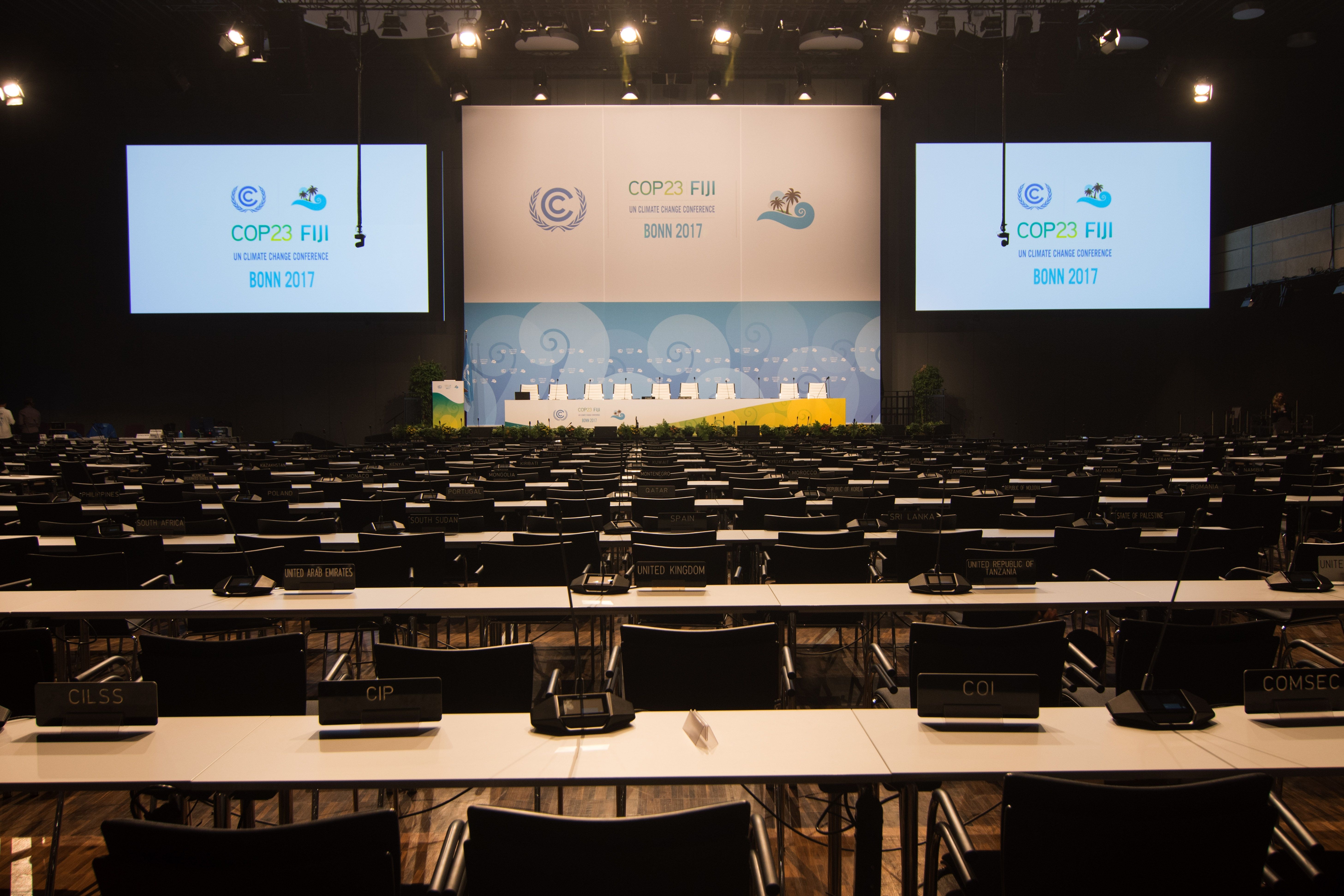 Leerer Konferenzsaal mit Tischen und Stühlen, vorbereitet für die COP23 Klimakonferenz in Bonn 2017.