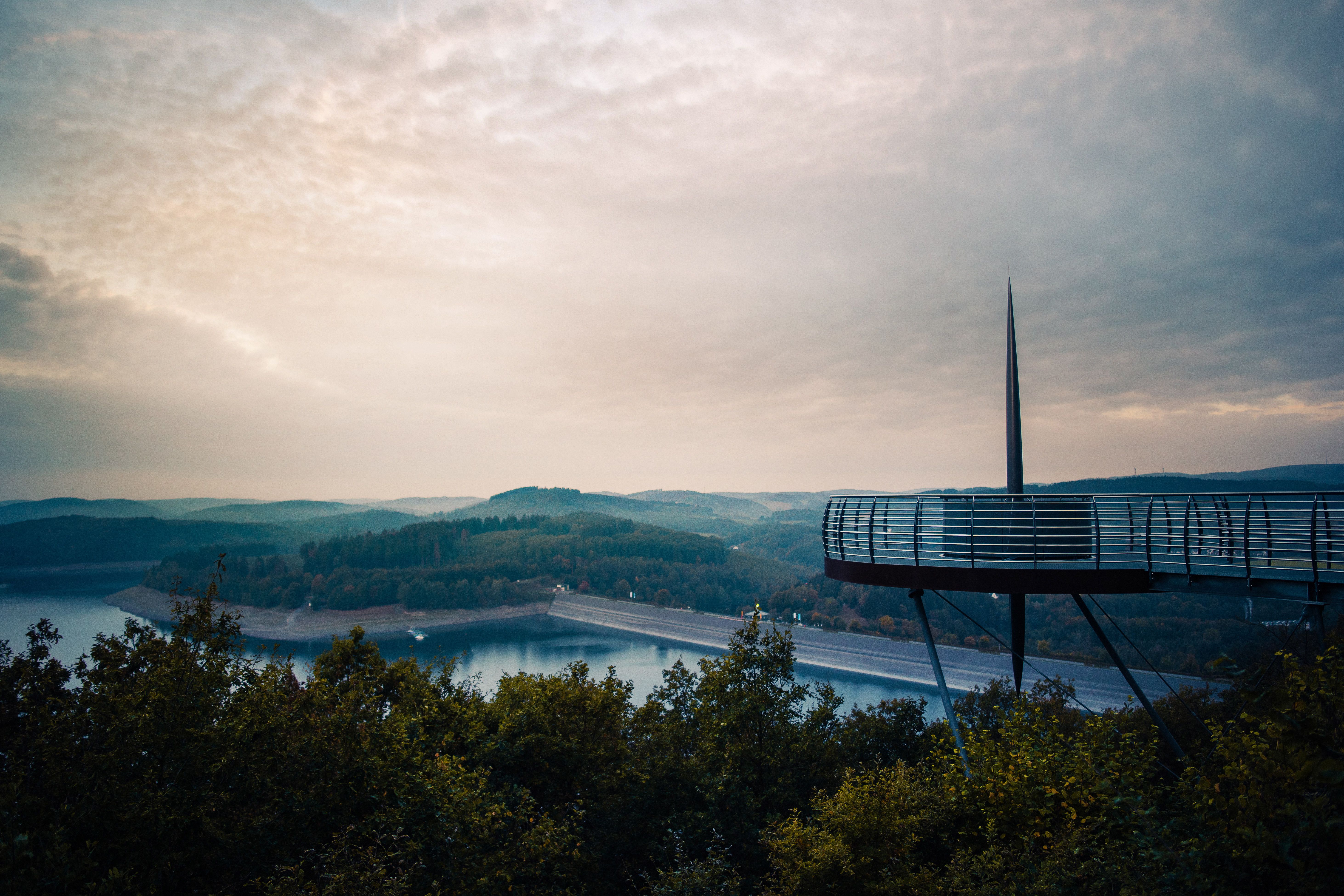 Dank der Aussichtsplattform am Biggesee hat man einen guten Überblick.