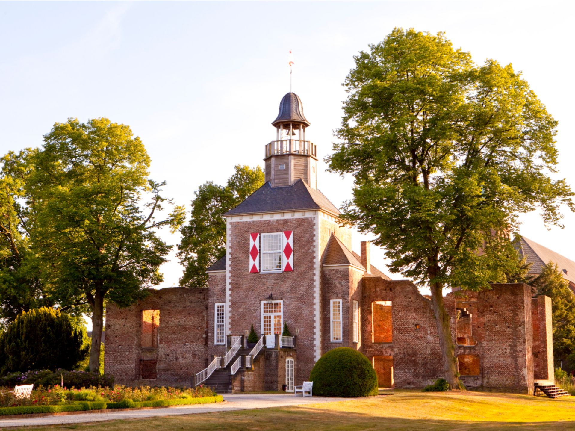 Heute umfasst die Anlage des Schlosses Hertefeld nicht nur die teilweise wiedererrichtete Schlossruine, sondern auch das Wächterhaus, den Hertefeldhof und die historische Rentei