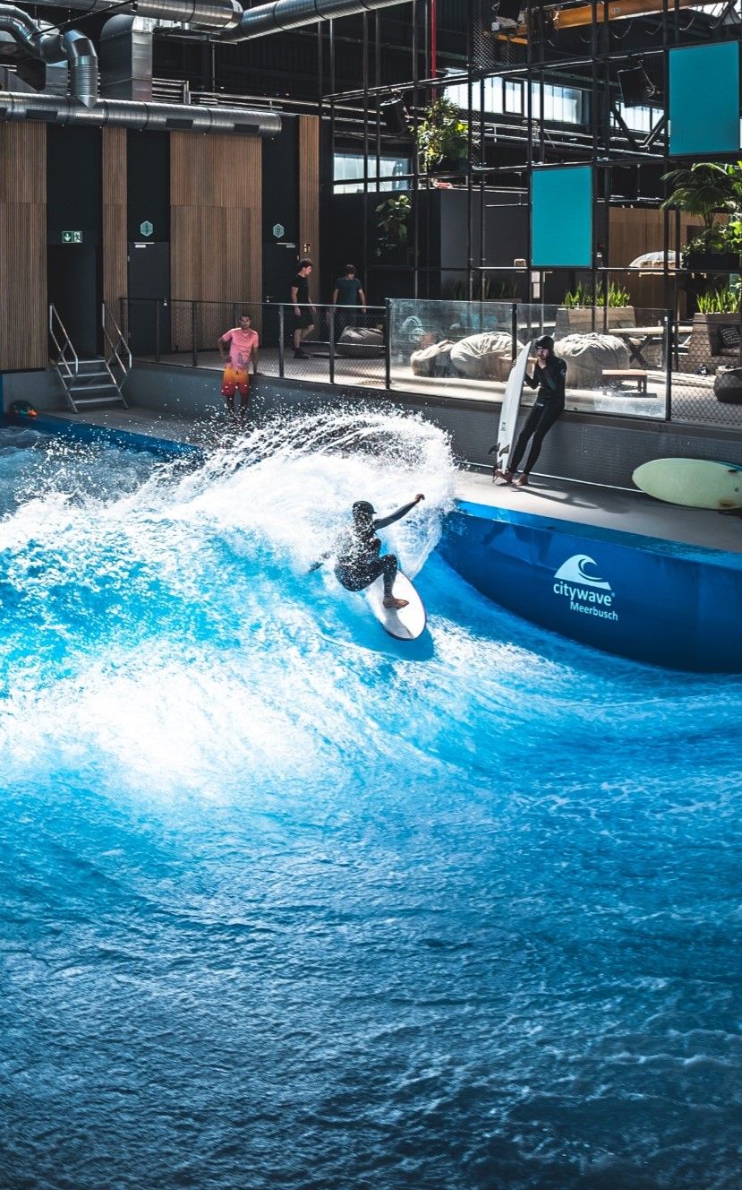 Surfer im Rheinriff, Düsseldorf