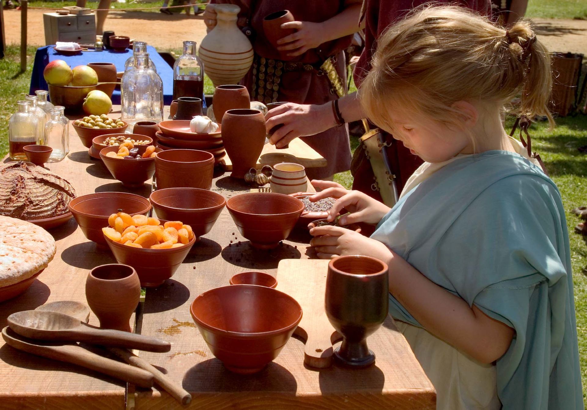 Die Zubereitung historischer Speisen können Kinder auf dem Limesfest in Xanten lernen