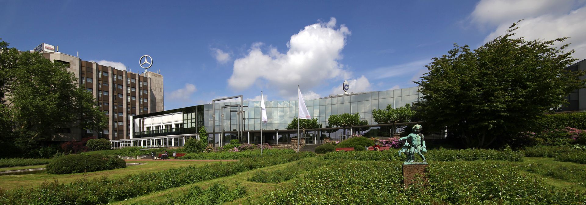 Außenansicht mit Grünanlage