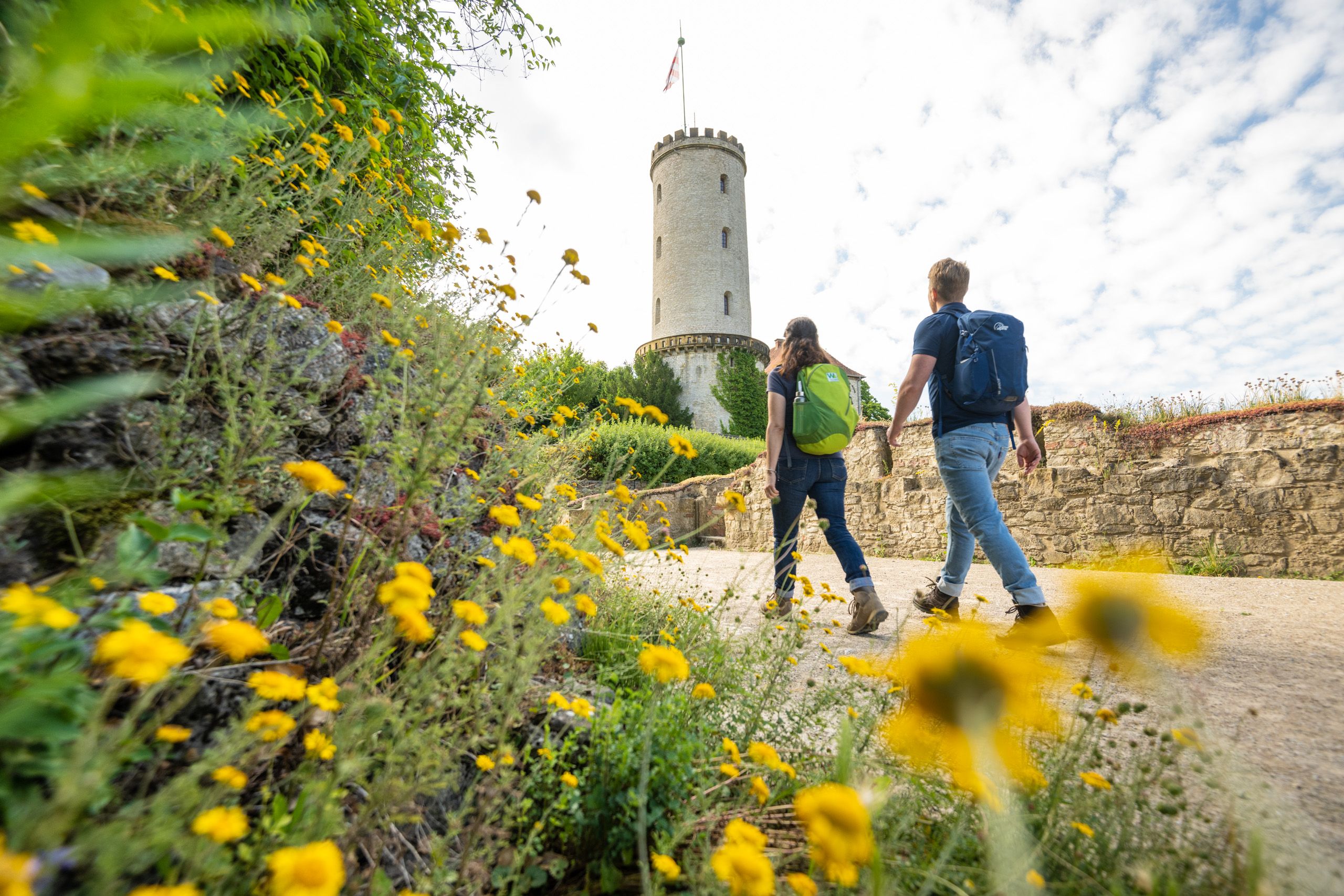 Zwei Personen Wandern entlang der Sparrenburg in Bielefeld.