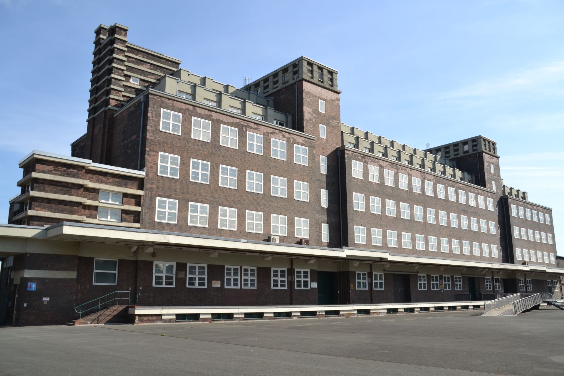 Zur Seite LVR-Industriemuseum Peter-Behrens-Bau