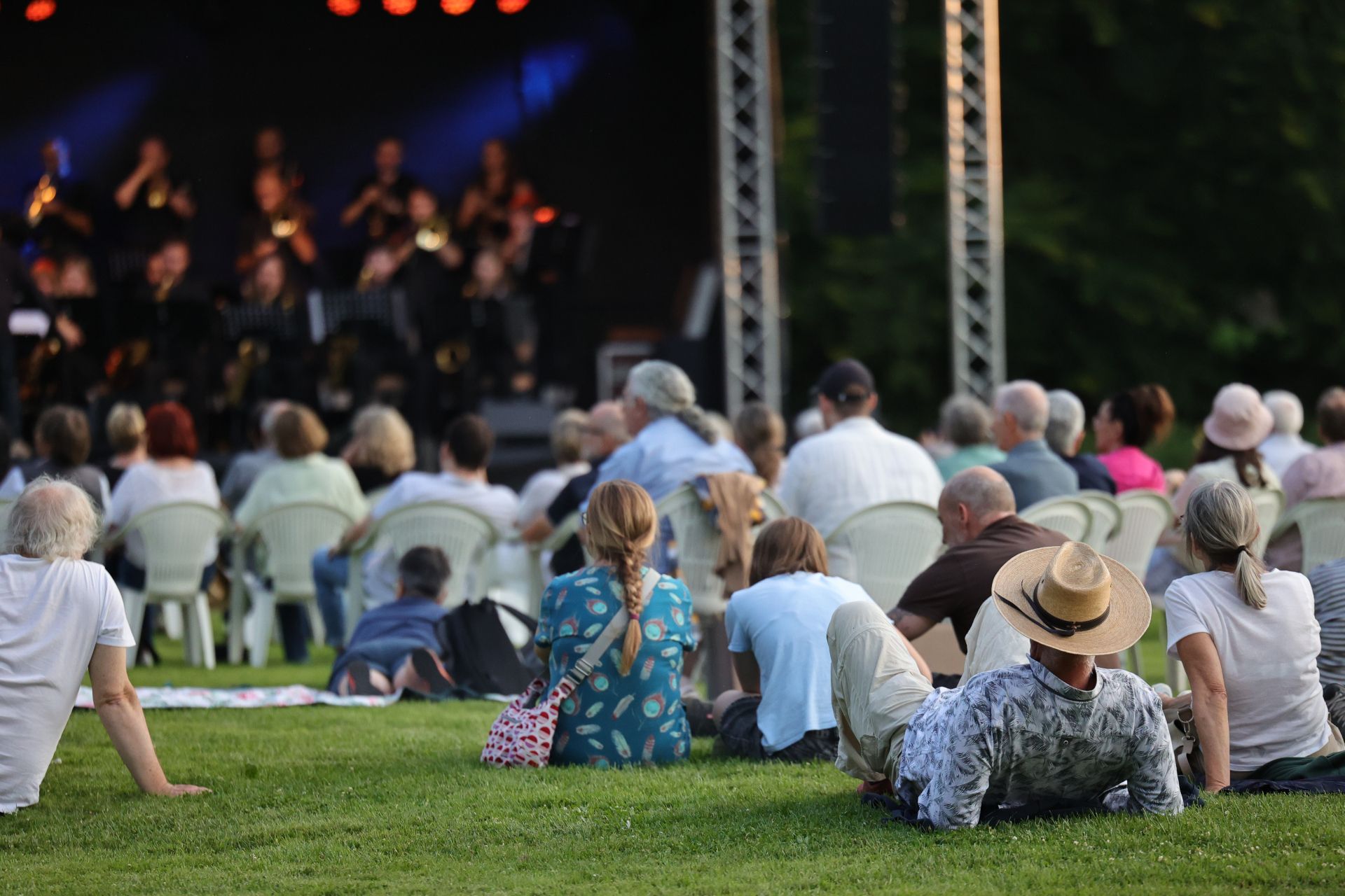 Flamenco, Blues und Jazz treffen beim SchlossSommer auf weitere Stile. Gäste nehmen vor der Bühne auf Stühlen und Picknickdecken Platz
