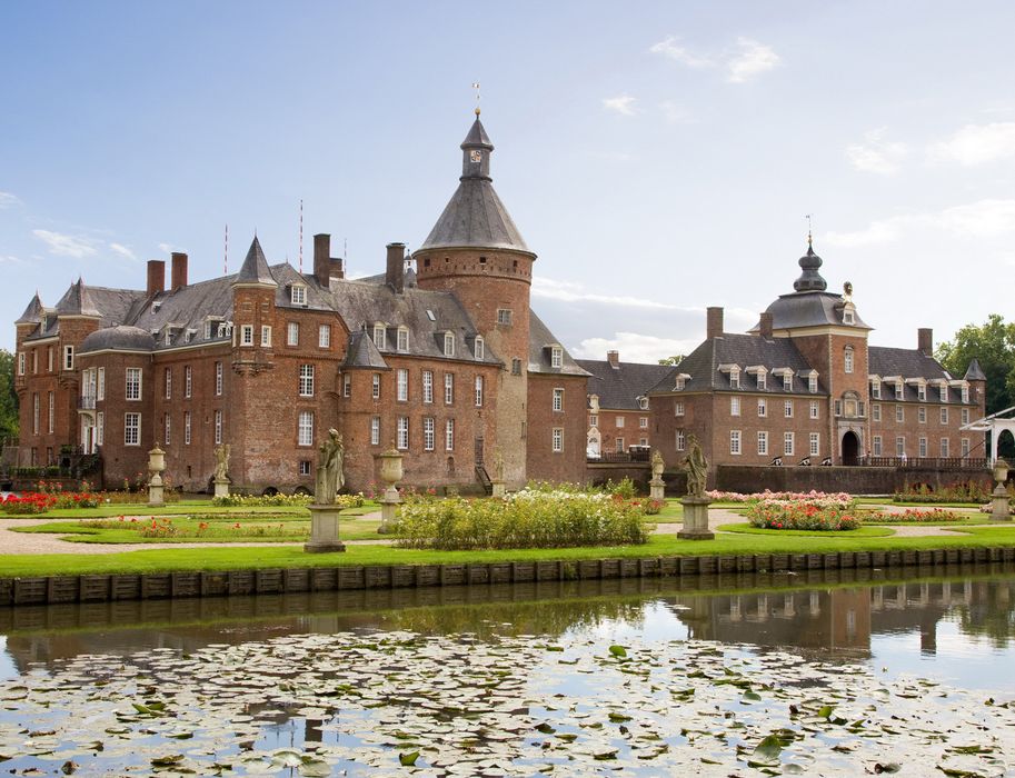 Schloss Anholt gilt als eines der größten und schönsten Wasserschlösser des Münsterlands