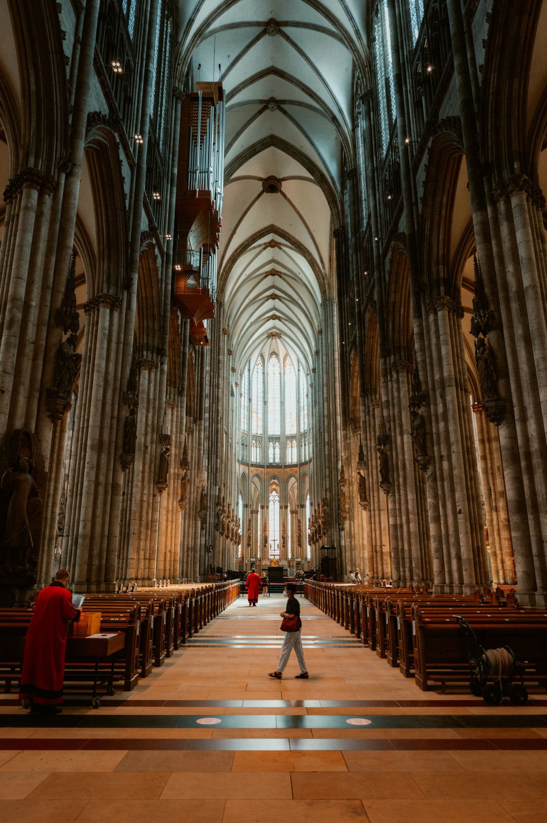 Innenansicht des Kölner Doms mit hohen gotischen Bögen und Bänken.