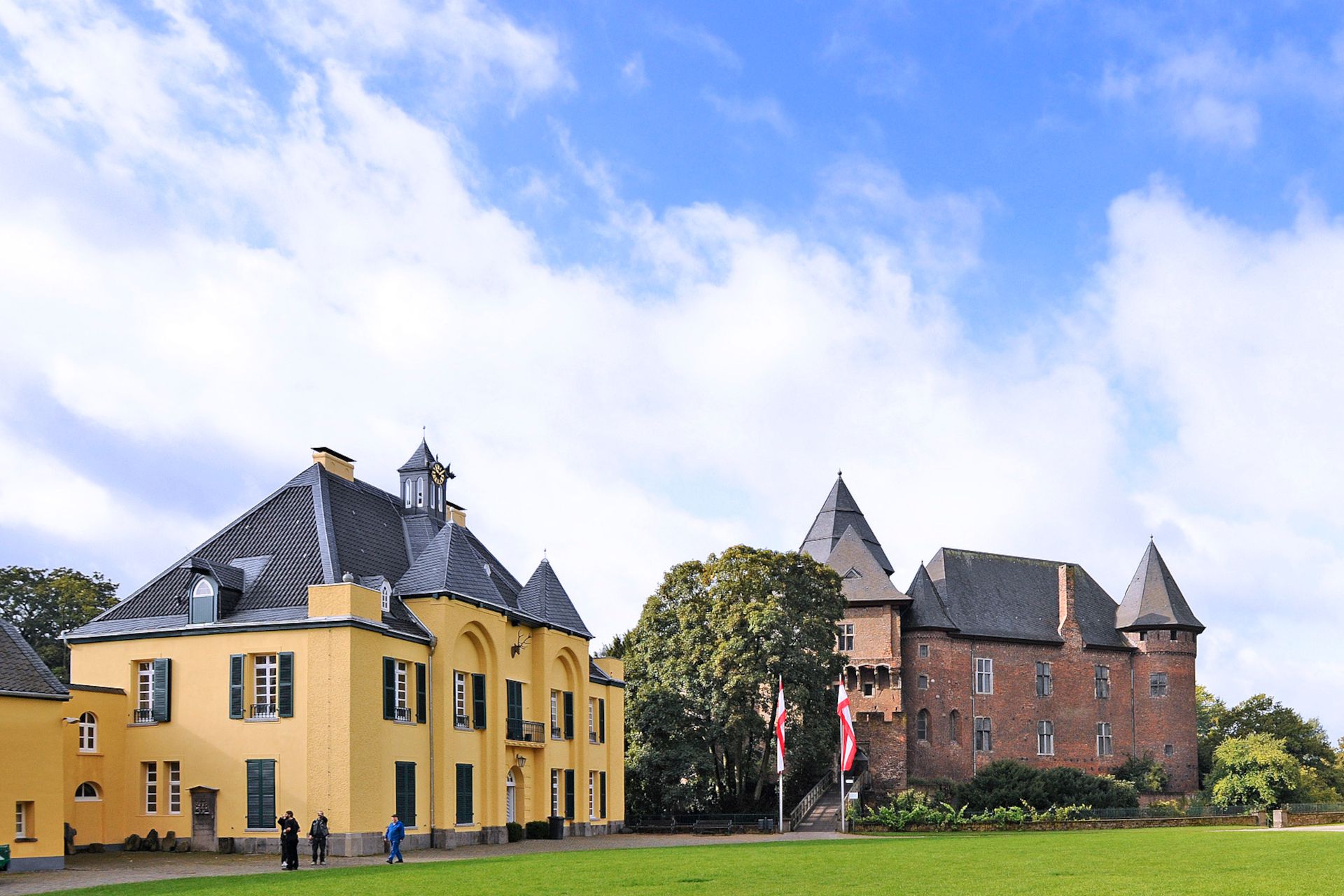 Die Burg Linn ist mit dem vorgelagerten Jagdschloss ein Kleinod am Niederrhein