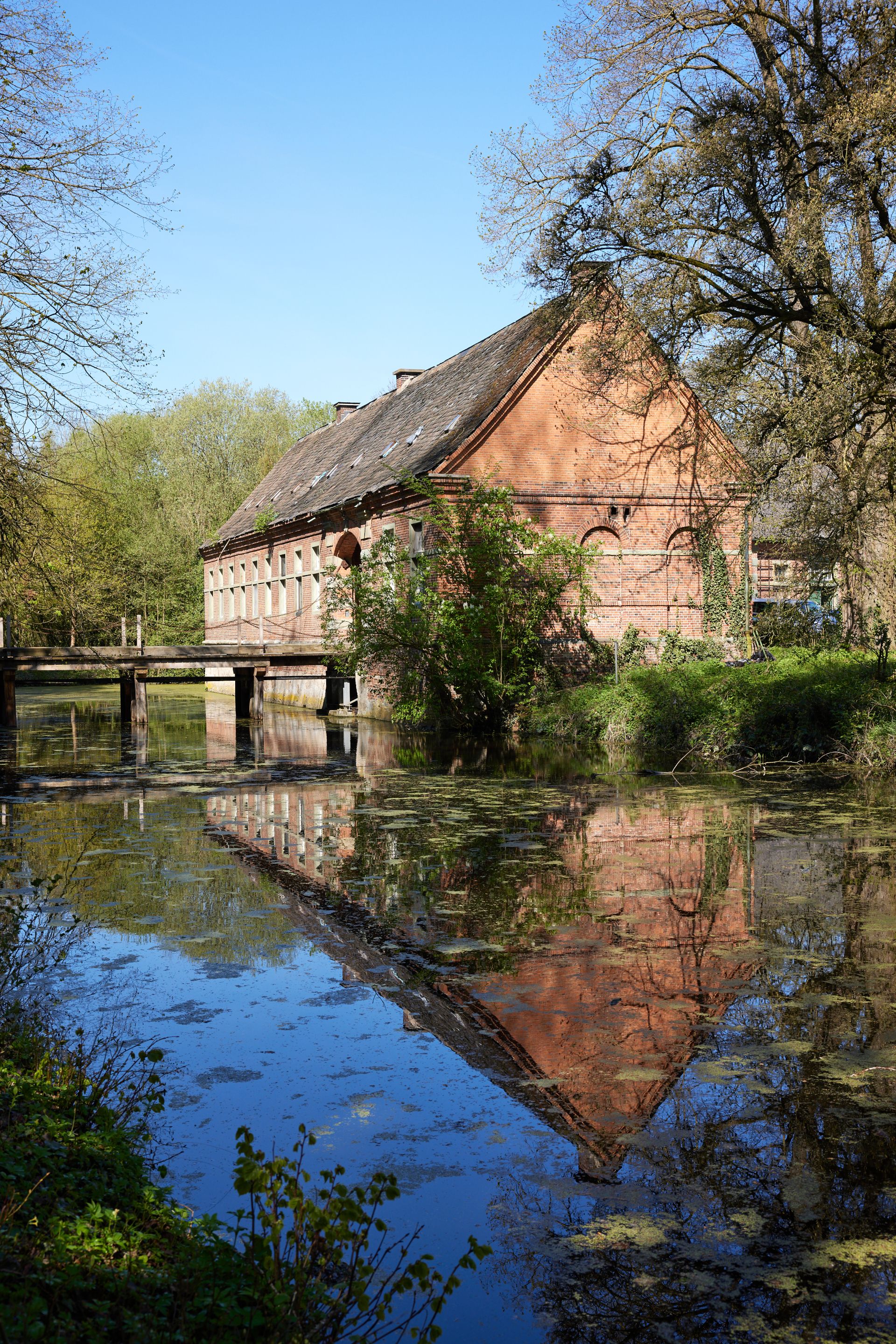 Das Renaissance-Schloss Assen im Lippetal ist von Bäumen und einem Wassergraben umgeben