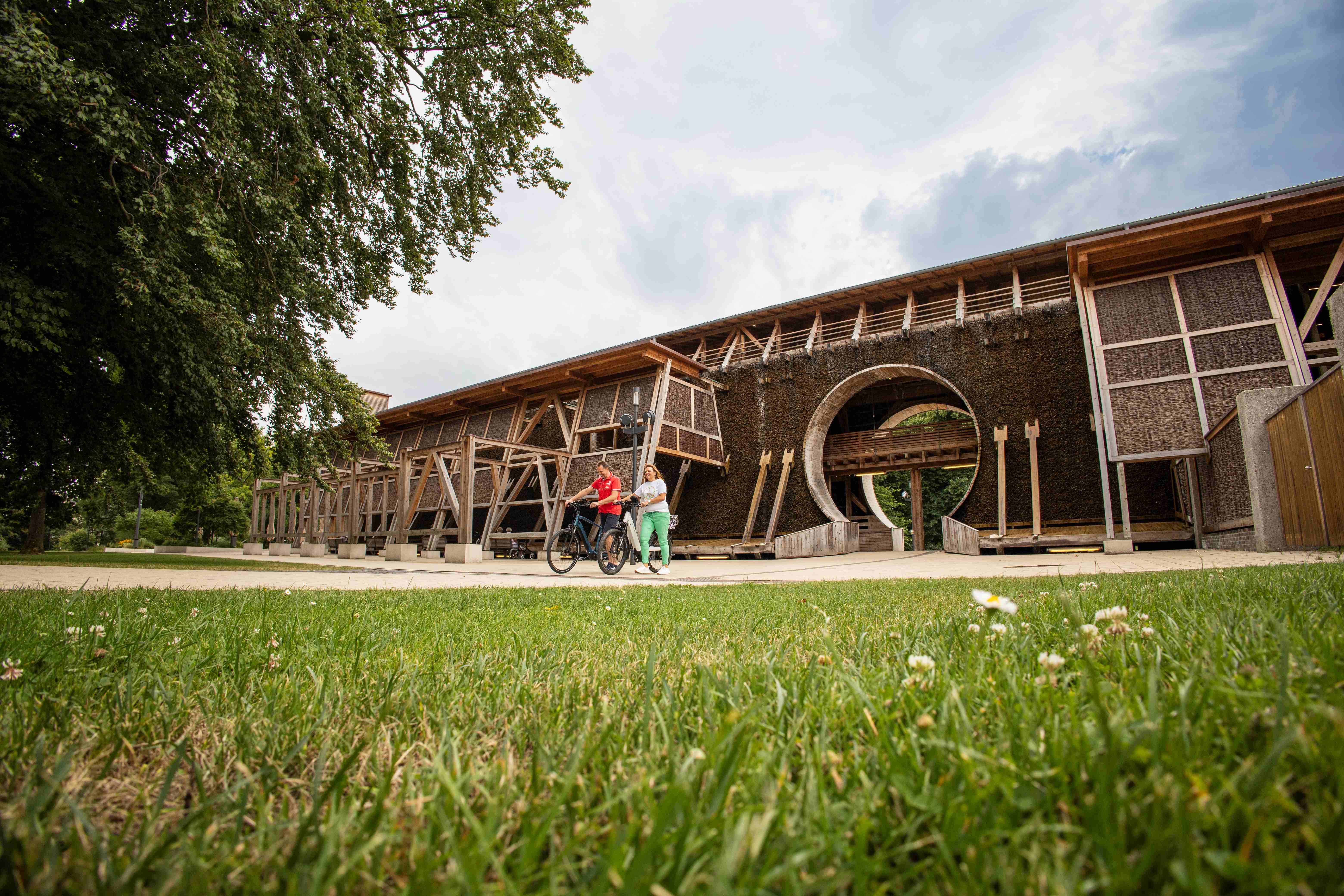 Gradierwerk mit zwei Radfahrern aus der Forschperspektive
