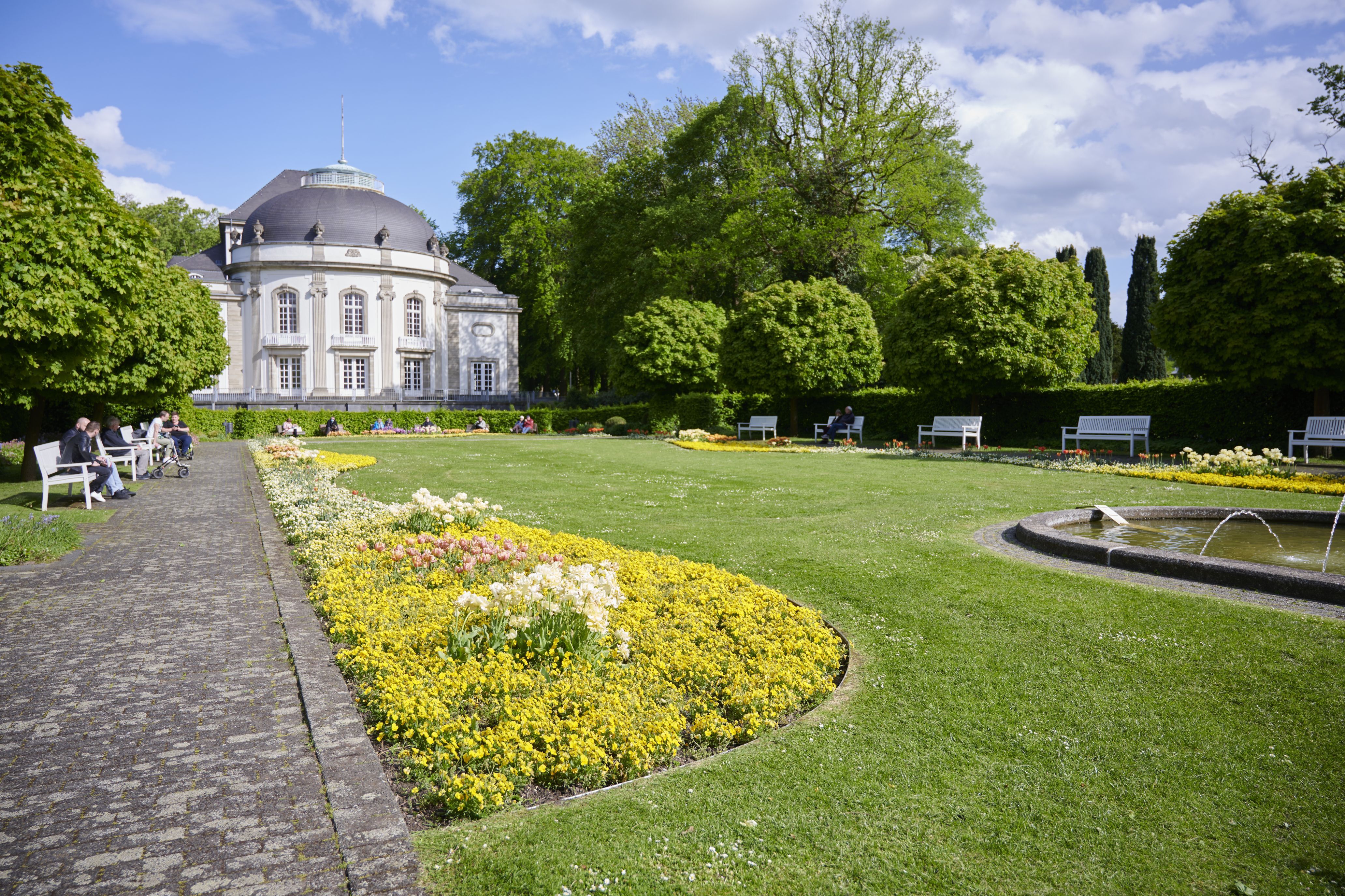 Das Residenztheater im Kurpark Bad Oeynhausen trumpft mit seiner anmutigen Form auf, die Eleganz und Leichtigkeit ausstrahlt