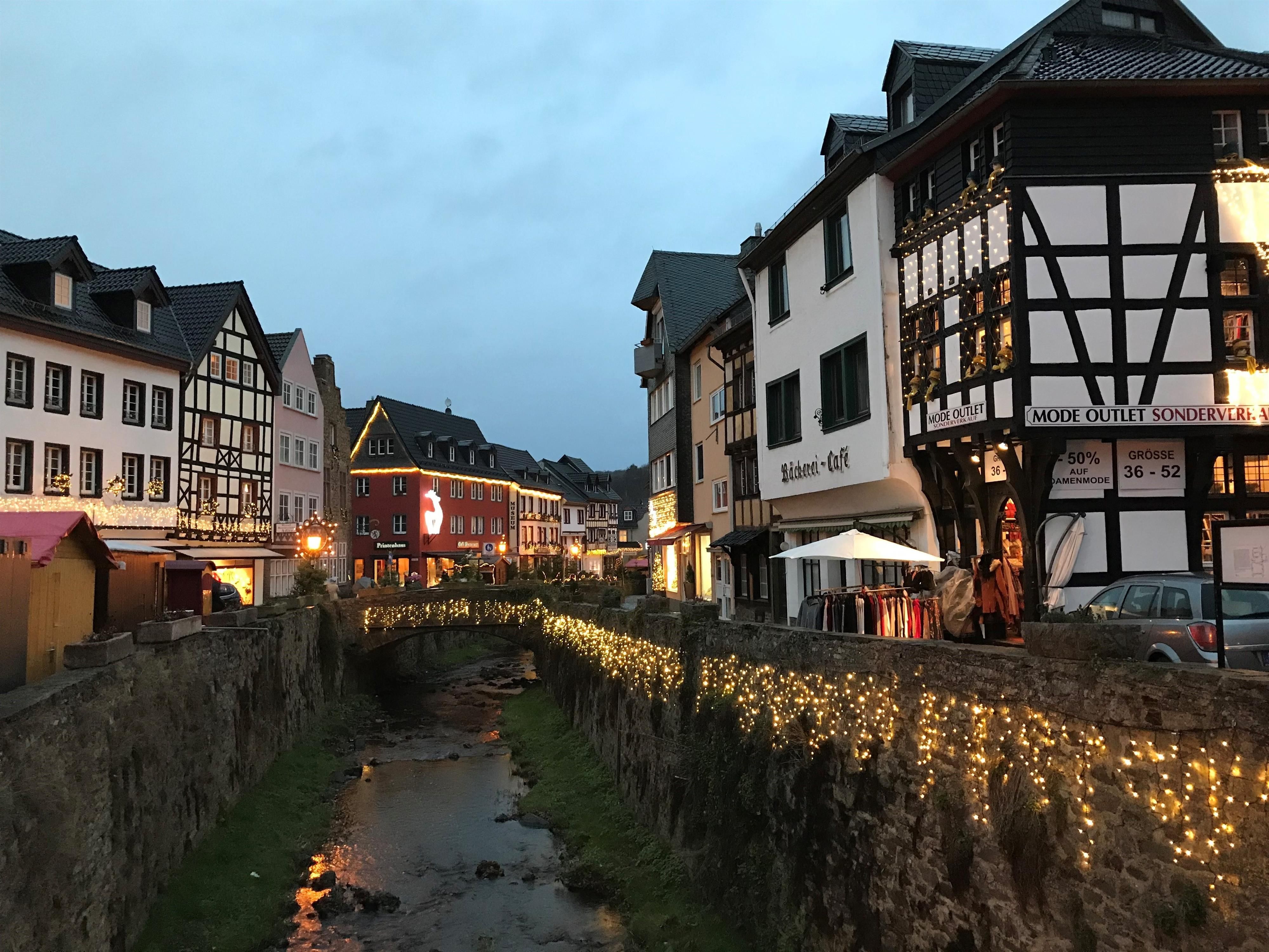 Die historische Altstadt von Bad Münstereifel im Lichterglanz