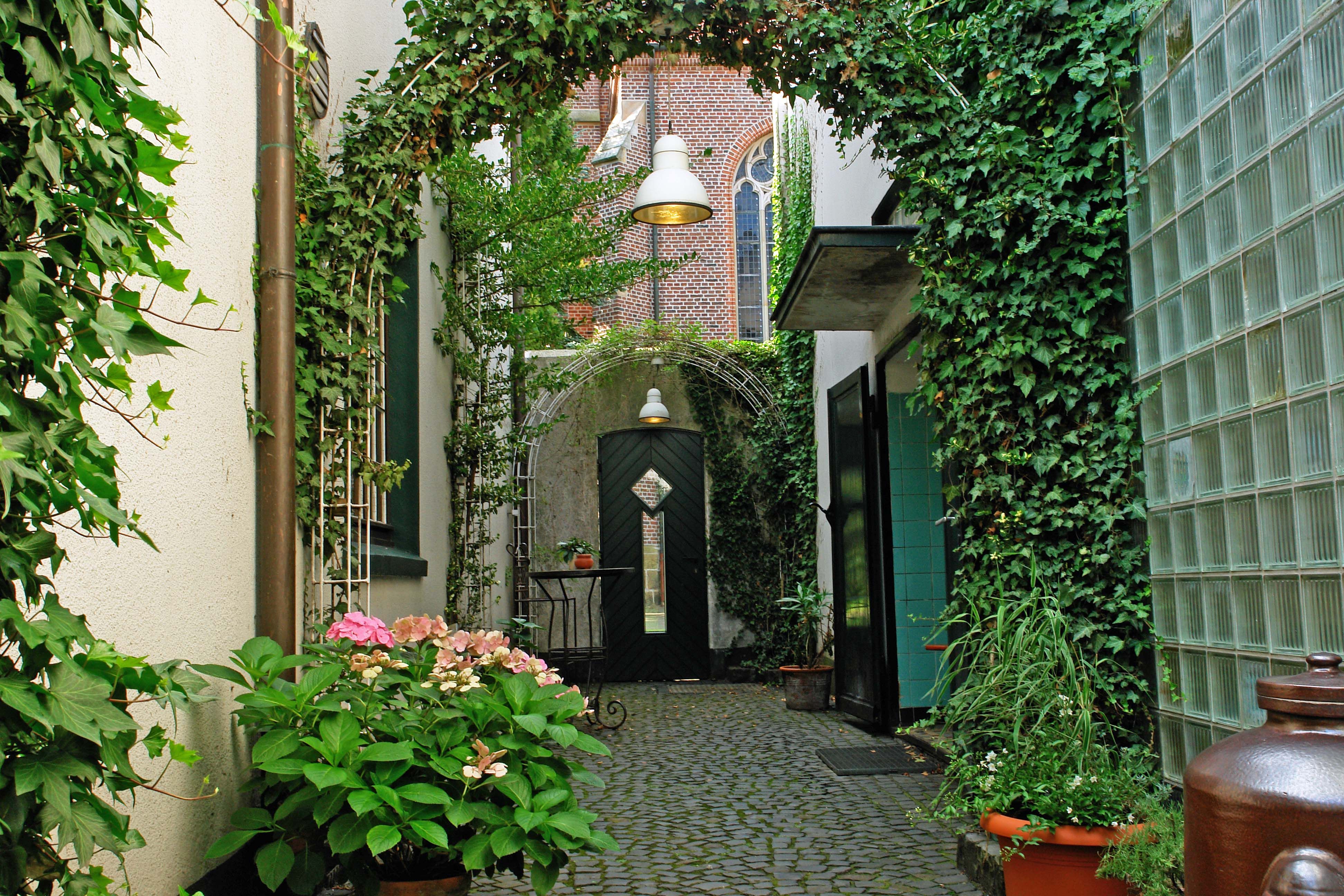 Die Kornbrennerei Böckenhoff liegt direkt vor der Pfarrkirche St. Silvester