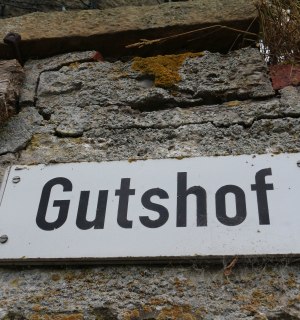 Hinweisschild am Gut Holzhausen, © Tourismus NRW e.V., Ilonka Zantop 