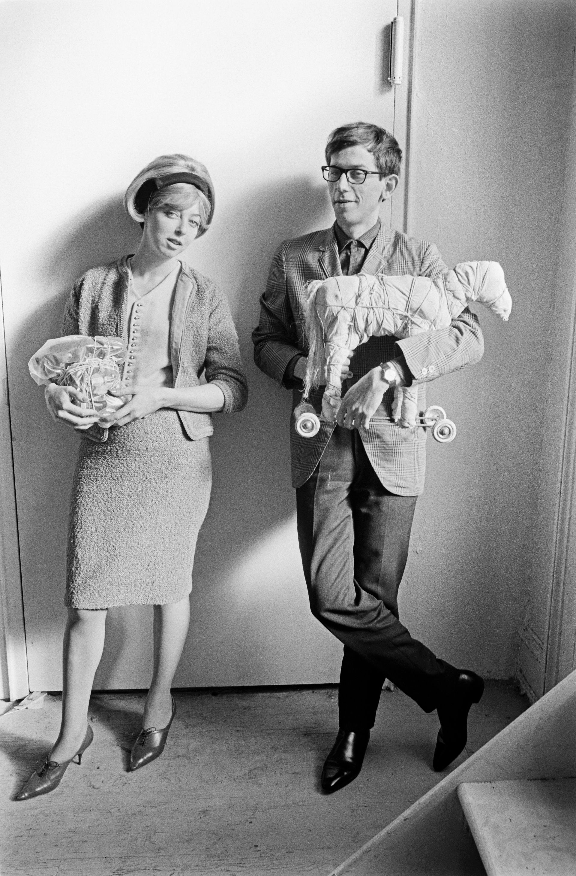 Christo und Jeanne-Claude mit dem verpackten Telefon (1964) und dem verpackten Spielzeugpferd (1963), New York City, 1965