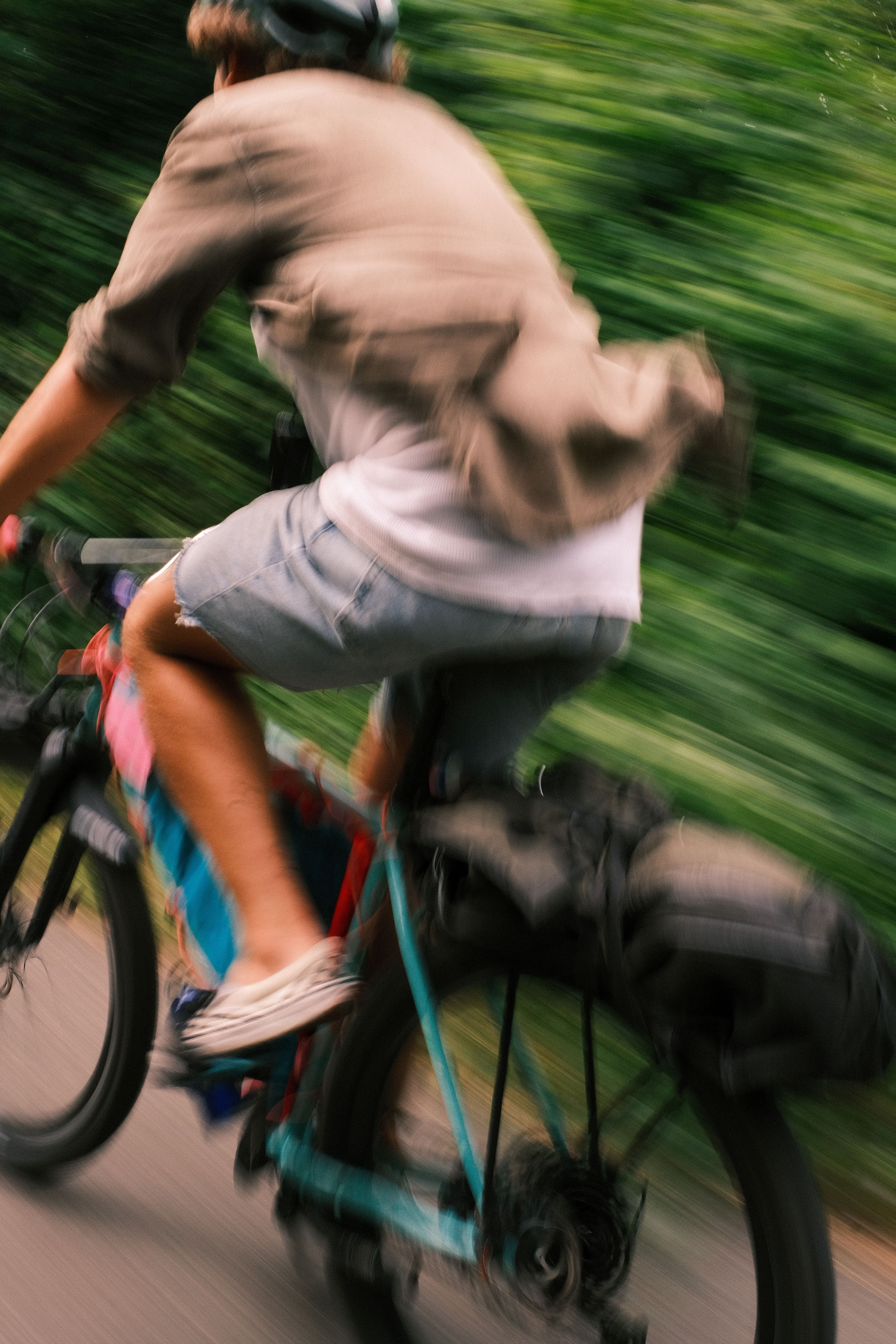 Fahrradfahrer mit Helm von hinten auf Fahrrad am Ruhrtalradweg im Ruhrgebiet.