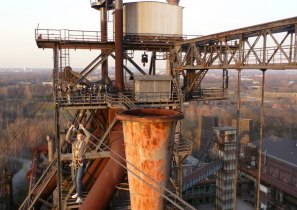 Ein Kletterer balanciert auf einem Seil im ehemaligen Hüttenwerk in Duisburg bei der Expedition Stahl., © Archiv Power Ruhrgebiet GmbH