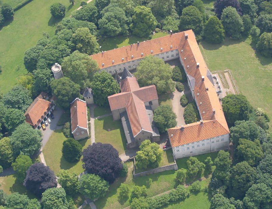 Das dreiflügelige Hauptschloss im barocken Stil aus dem 17. Jahrhundert umrahmt die romanische Stiftskirche aus dem 12. Jahrhundert