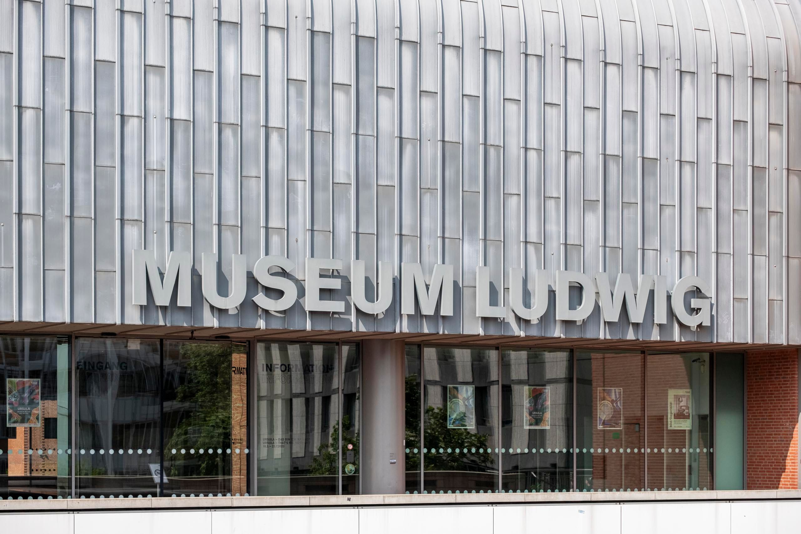 Die moderne Fassade des Museum Ludwig mit dem großen Schriftzug über dem Eingang. Das Gebäude hat eine metallische Oberfläche.