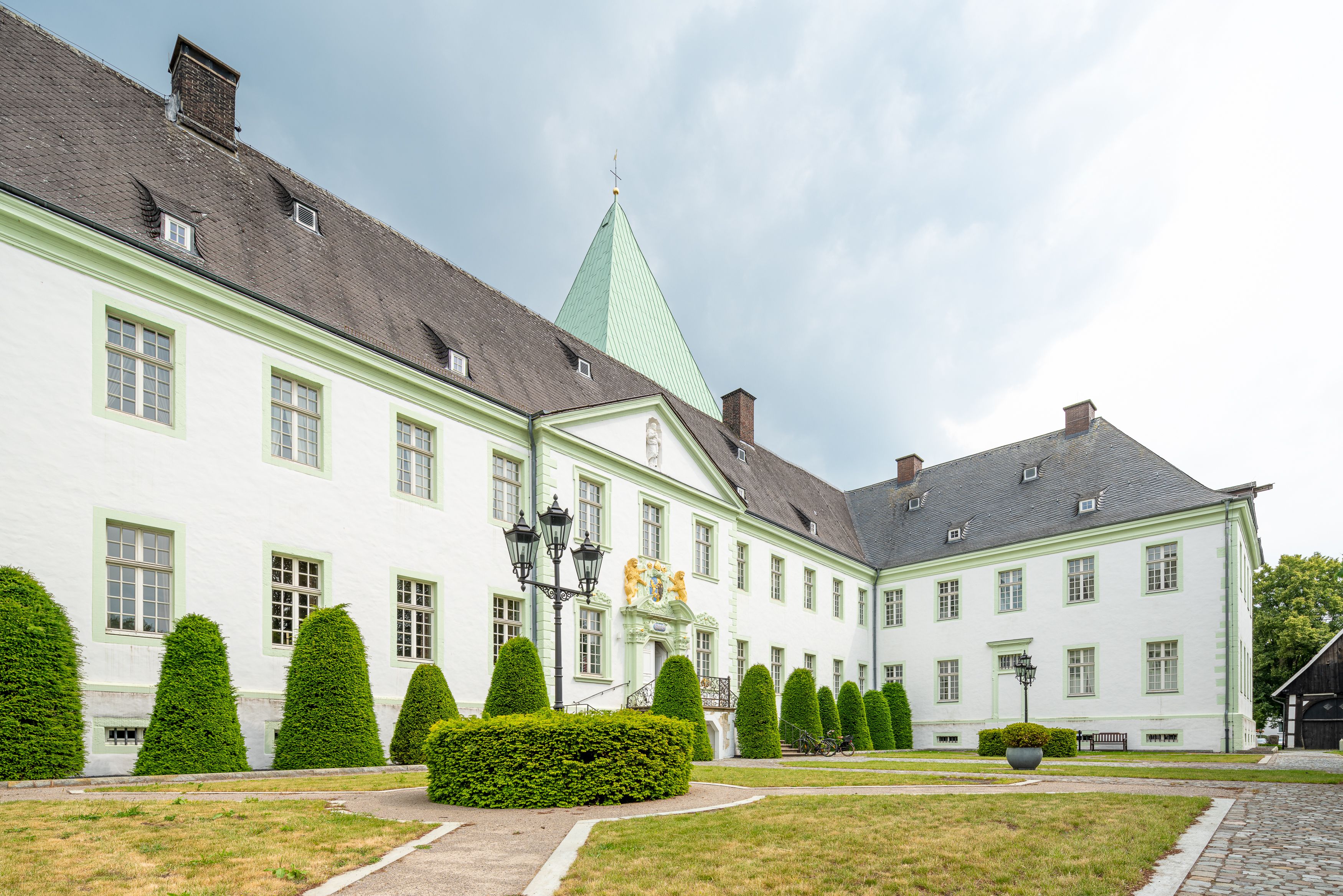 In der ehemaligen Benediktinerabtei stoßen Gäste auf eine vielschichtige Klostergeschichte und Kunst von Weltrang